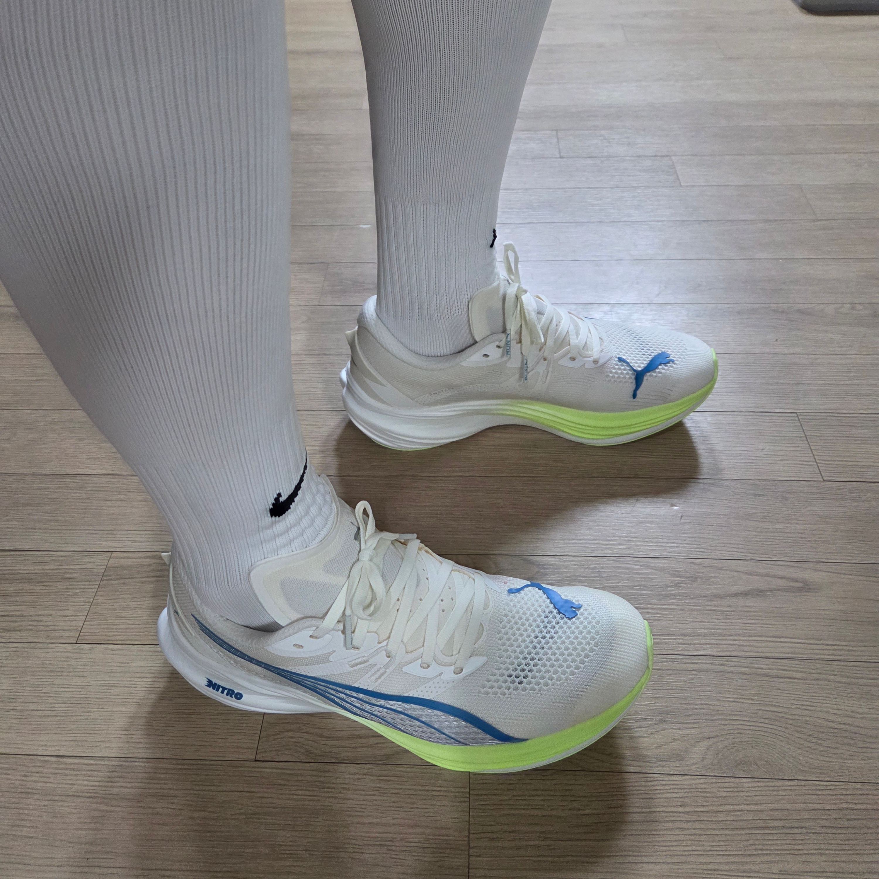 Puma Deviate Nitro 3 Wide Frosted Ivory Tropical Blue 착용 스타일 - 1