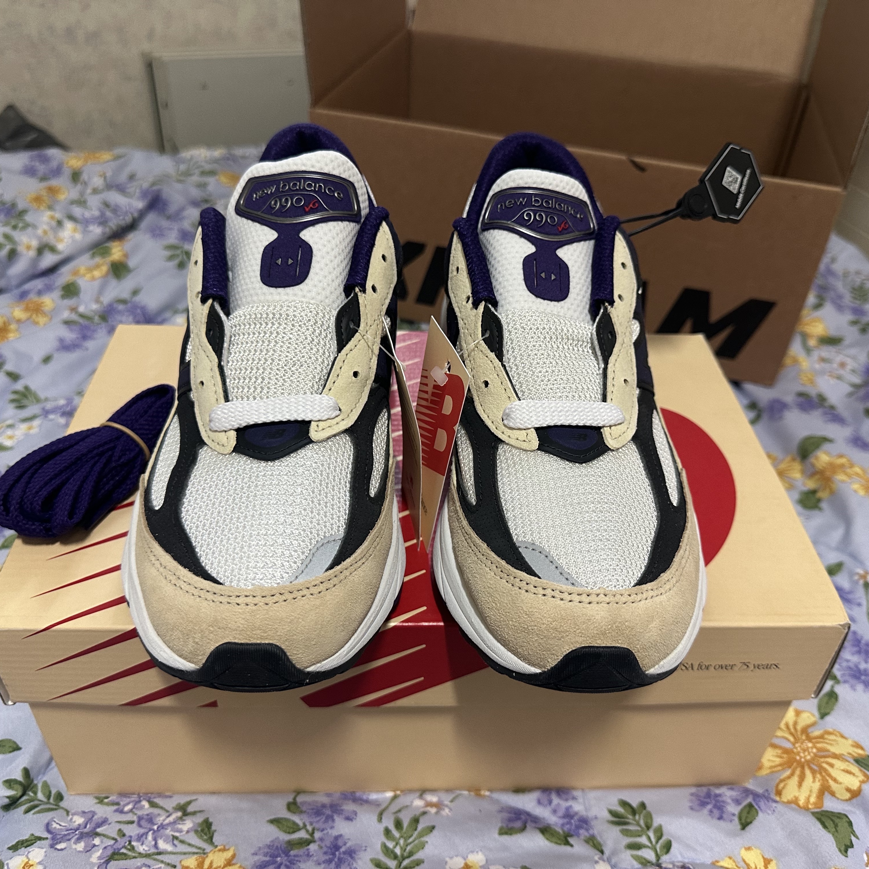 New Balance 990v6 Made in USA White Black Plum 착용 스타일 - 2