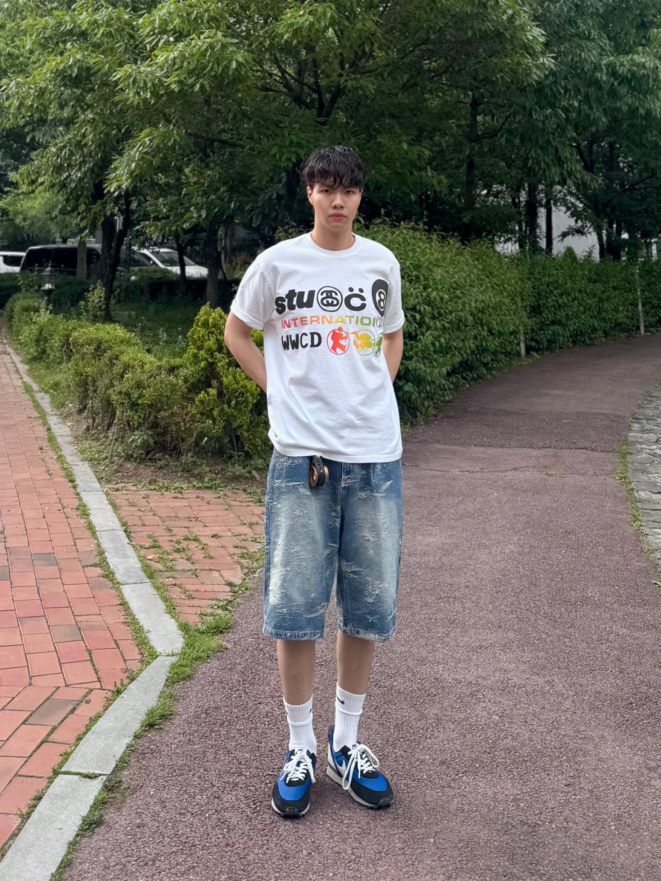 Nike x Undercover Daybreak Blue Jay, Stussy x Cactus Plant Flea Market International T-Shirt White 착용 스타일 - 2