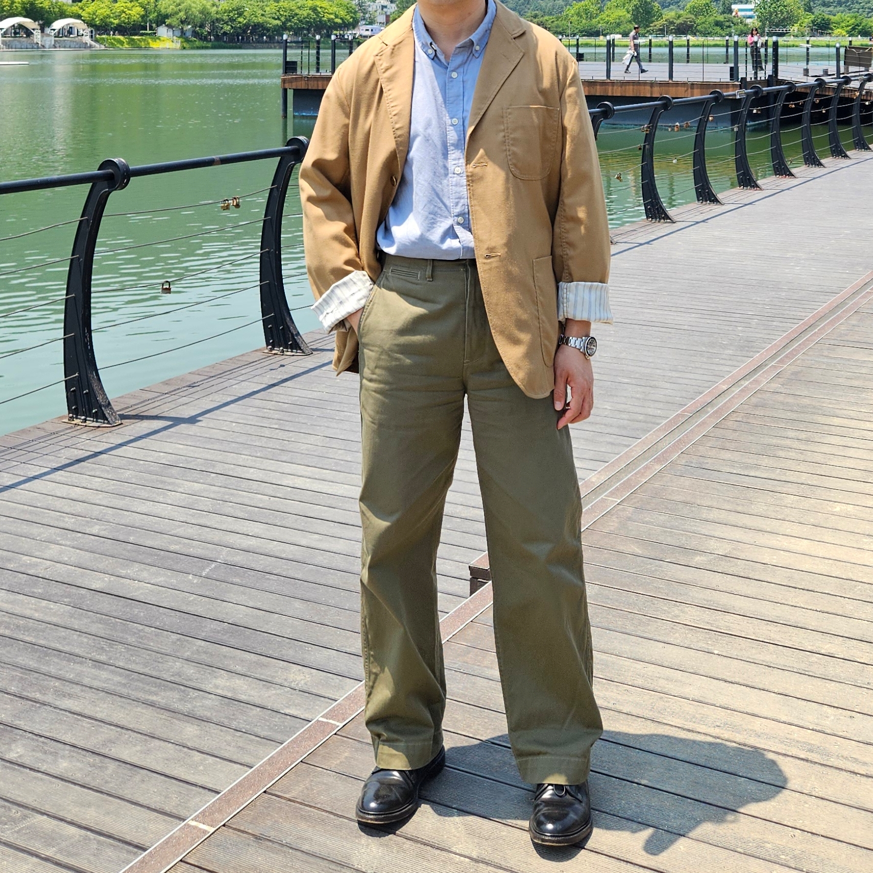 Nanamica Chino Jacket Khaki, Rolex Submariner 41mm 124060 Black Oyster 착용 스타일 - 5