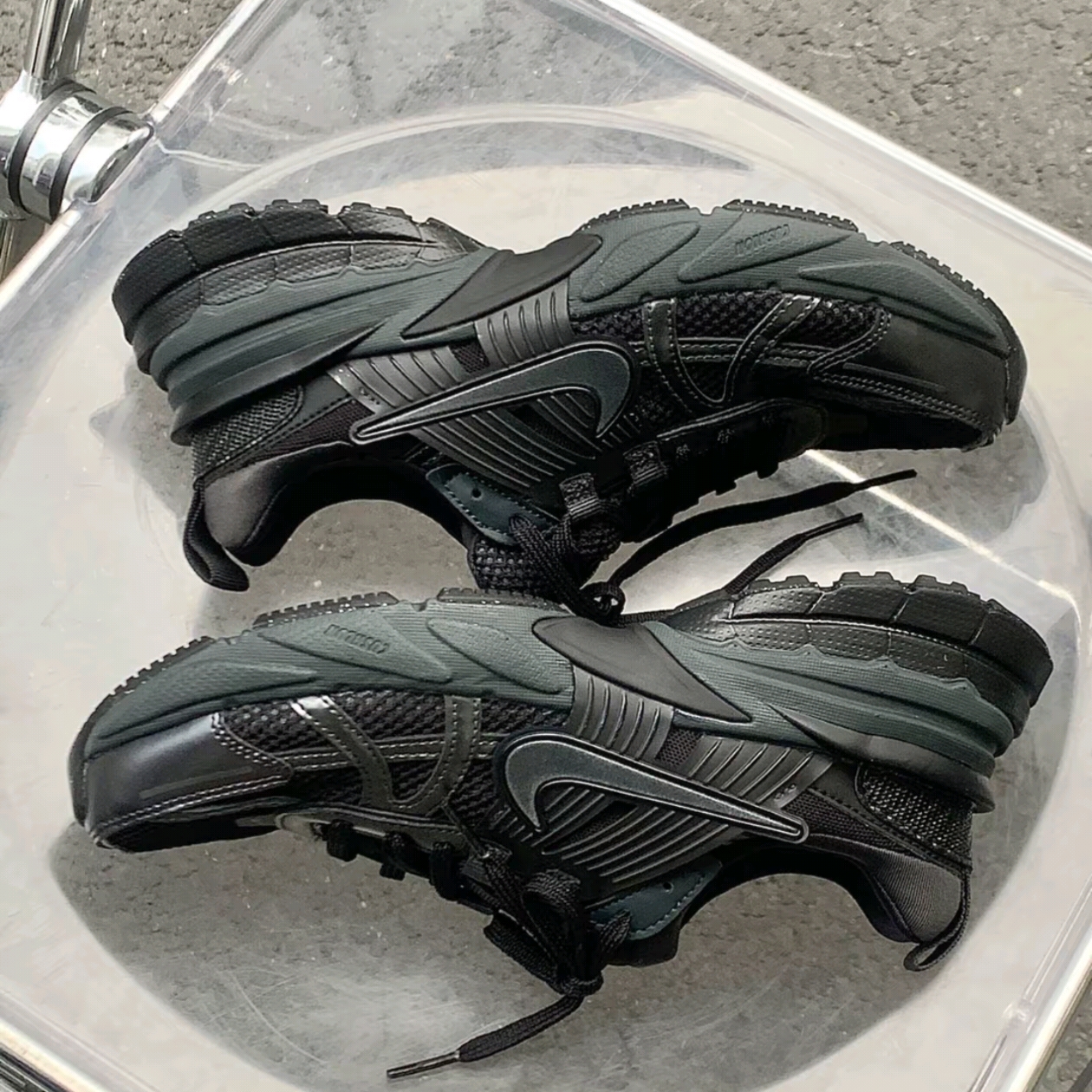 Nike V2K Run Black Anthracite 착용 스타일