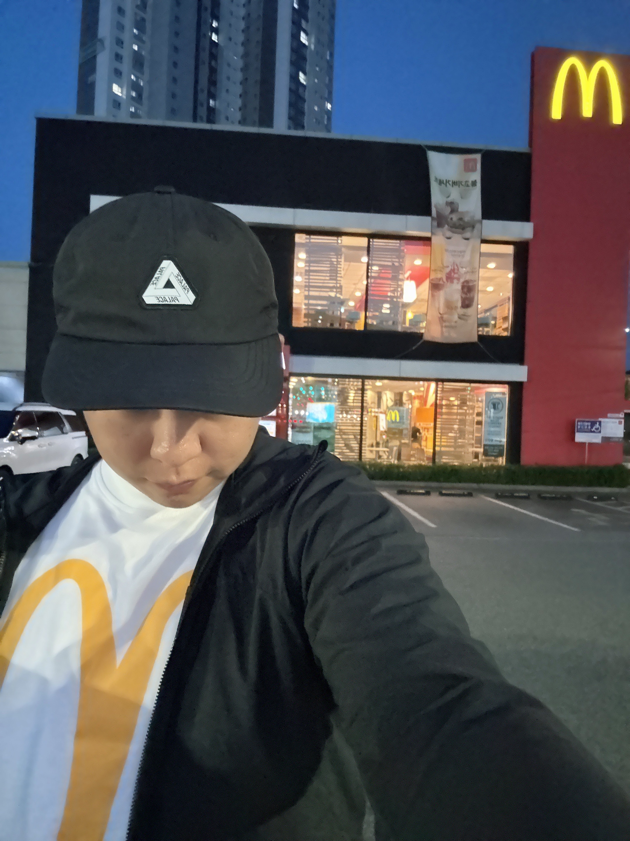 Palace x McDonald's Logo T-Shirt White - 23FW, Palace Tri-Ferg Desert 6-Panel Black - 24SS 착용 스타일