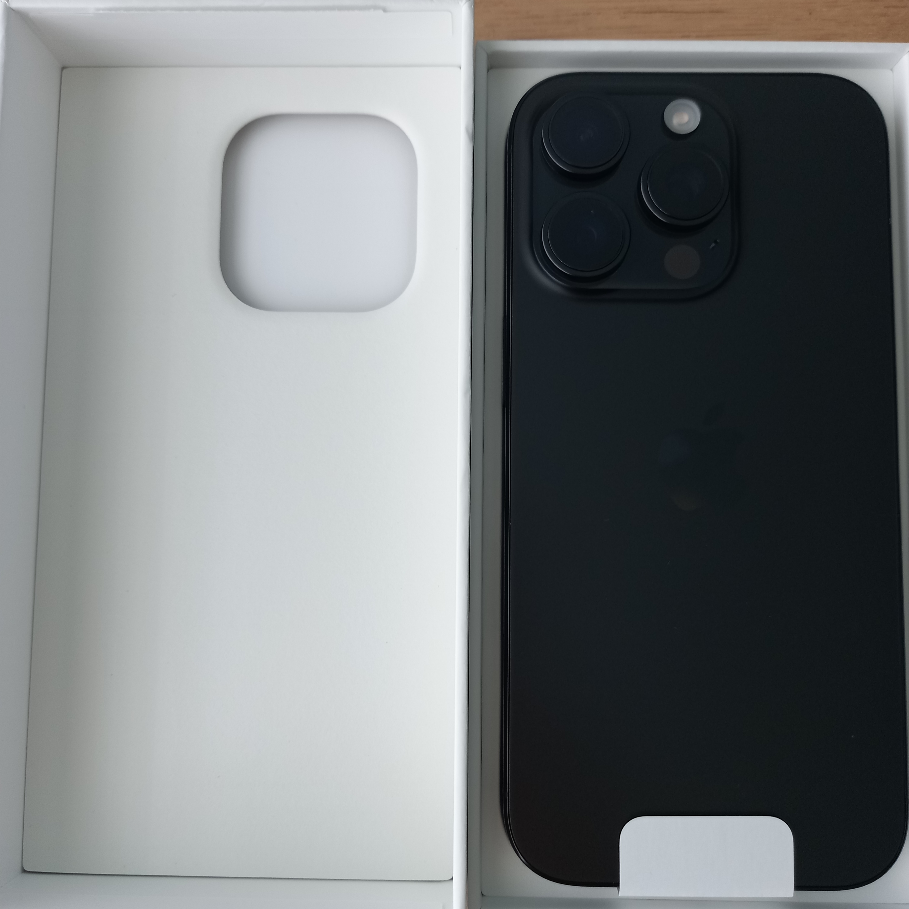 Apple iPhone 16 Pro 256GB Black Titanium (Korean Ver.) 착용 스타일