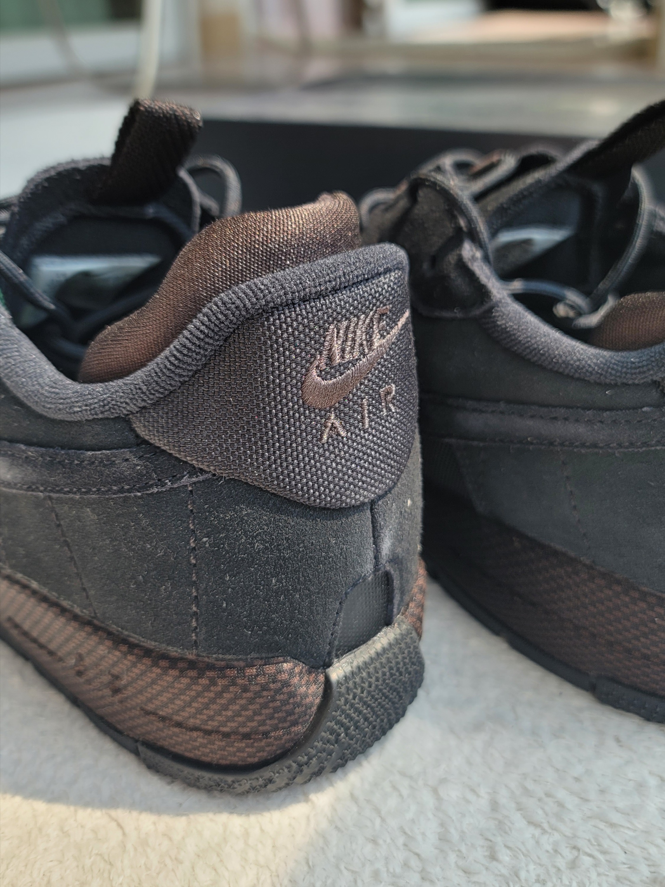 (W) Nike Air Force 1 Black Velvet Brown 착용 스타일 - 3