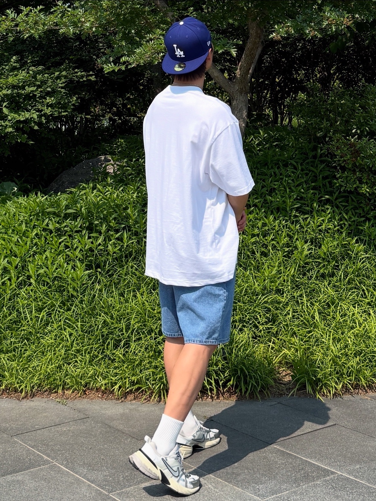 Nike V2K Run Summit White Metallic Silver 착용 스타일 - 5