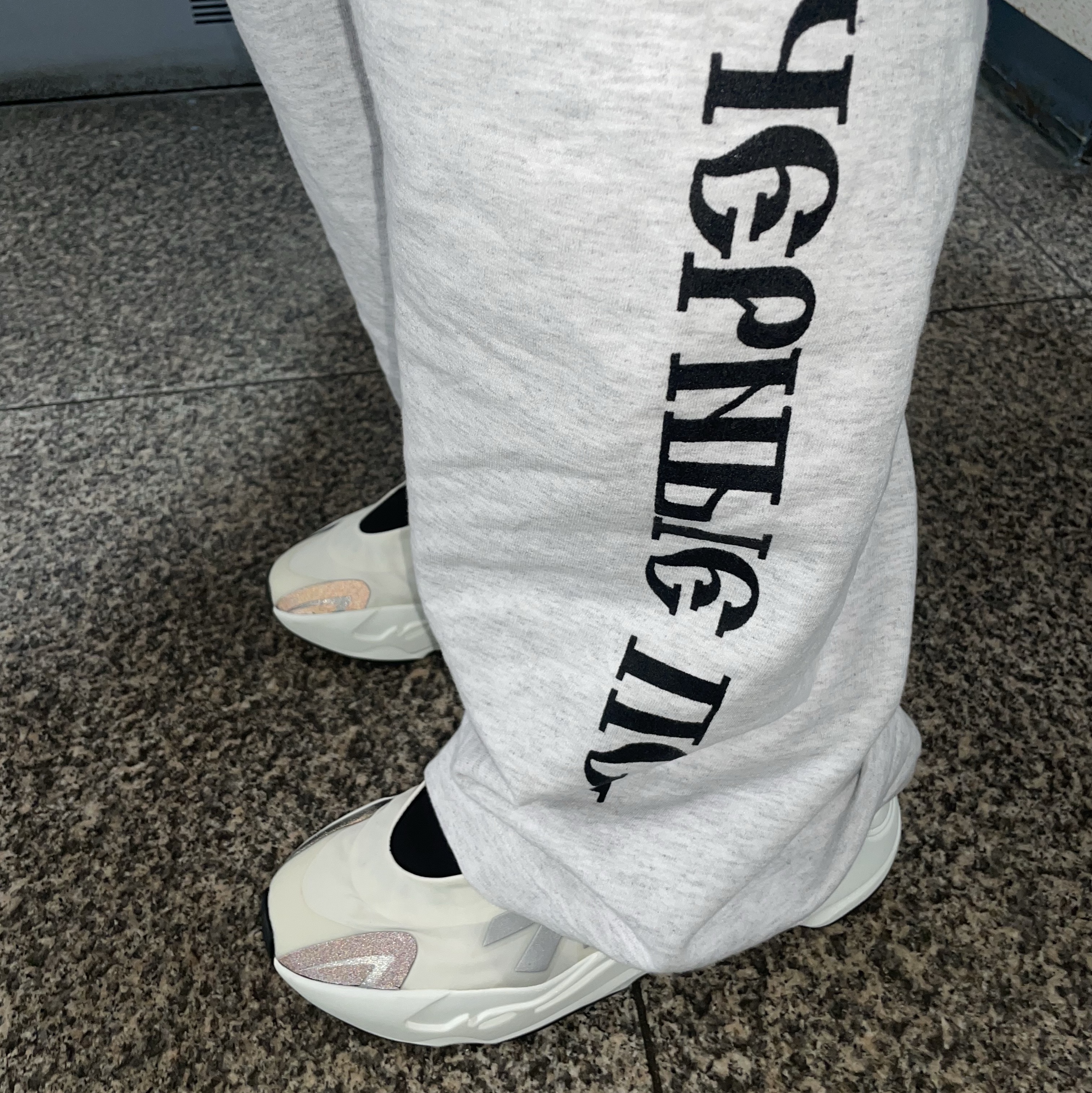 Yeezy x Gosha Rubchinskiy YZY Black Dogs Jogger Heather Grey, Adidas Yeezy Boost 700 MNVN Analog 착용 스타일 - 3