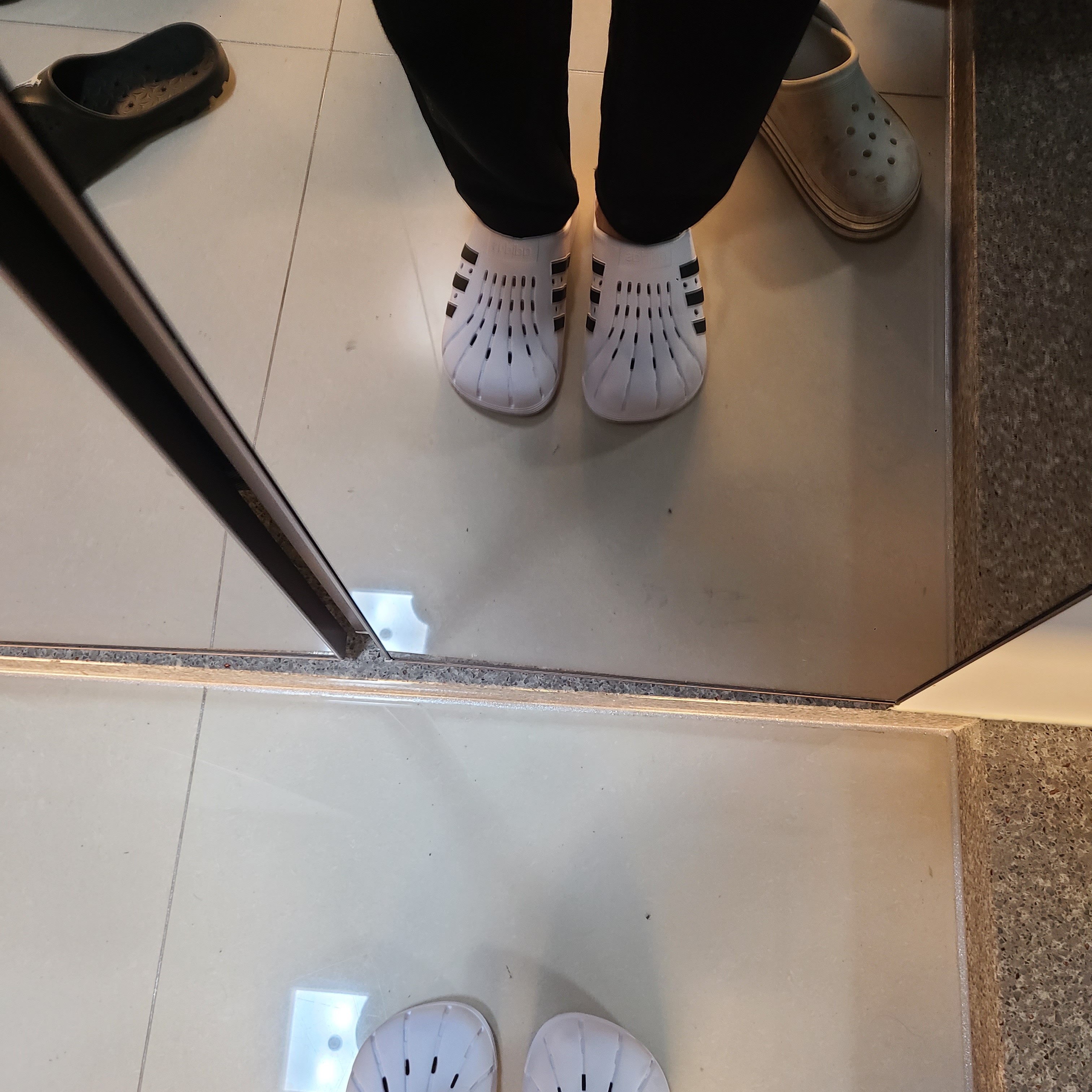 Adidas Adilette Clog White Black 착용 스타일