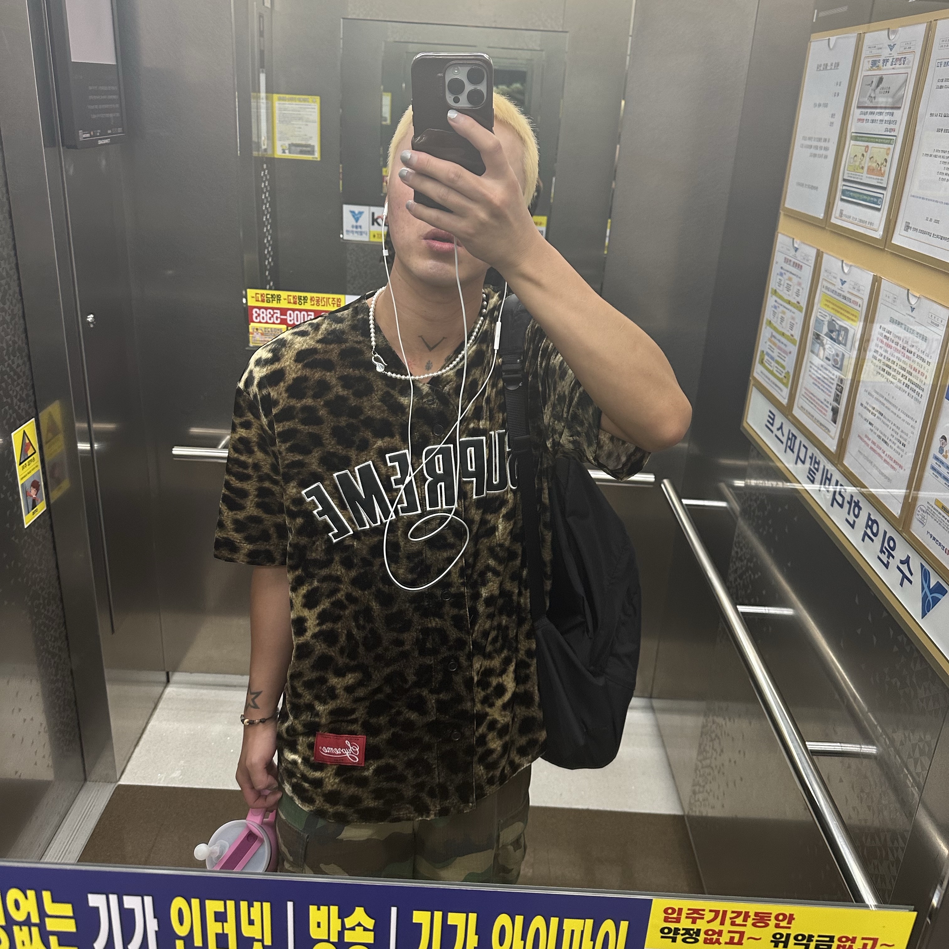 Supreme Velvet Baseball Jersey Leopard - 25SS, New Balance 990v6 Made in USA Black White 착용 스타일 - 3