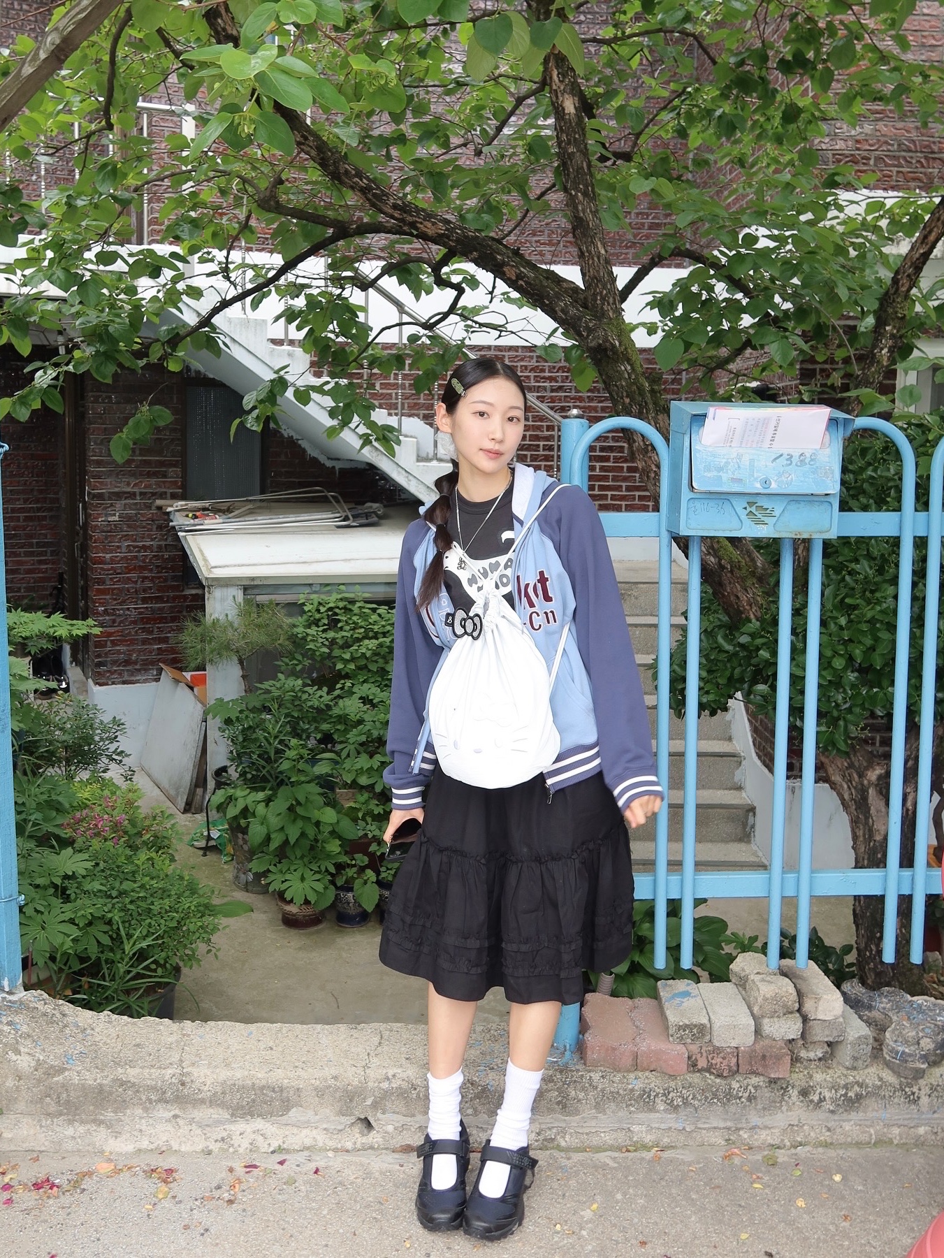 Joseph&Stacey Sleek String Backpack Hello Kitty White, Salomon x MM6 Maison Margiela XT-Marie Jeanne Black Soft Clay 착용 스타일