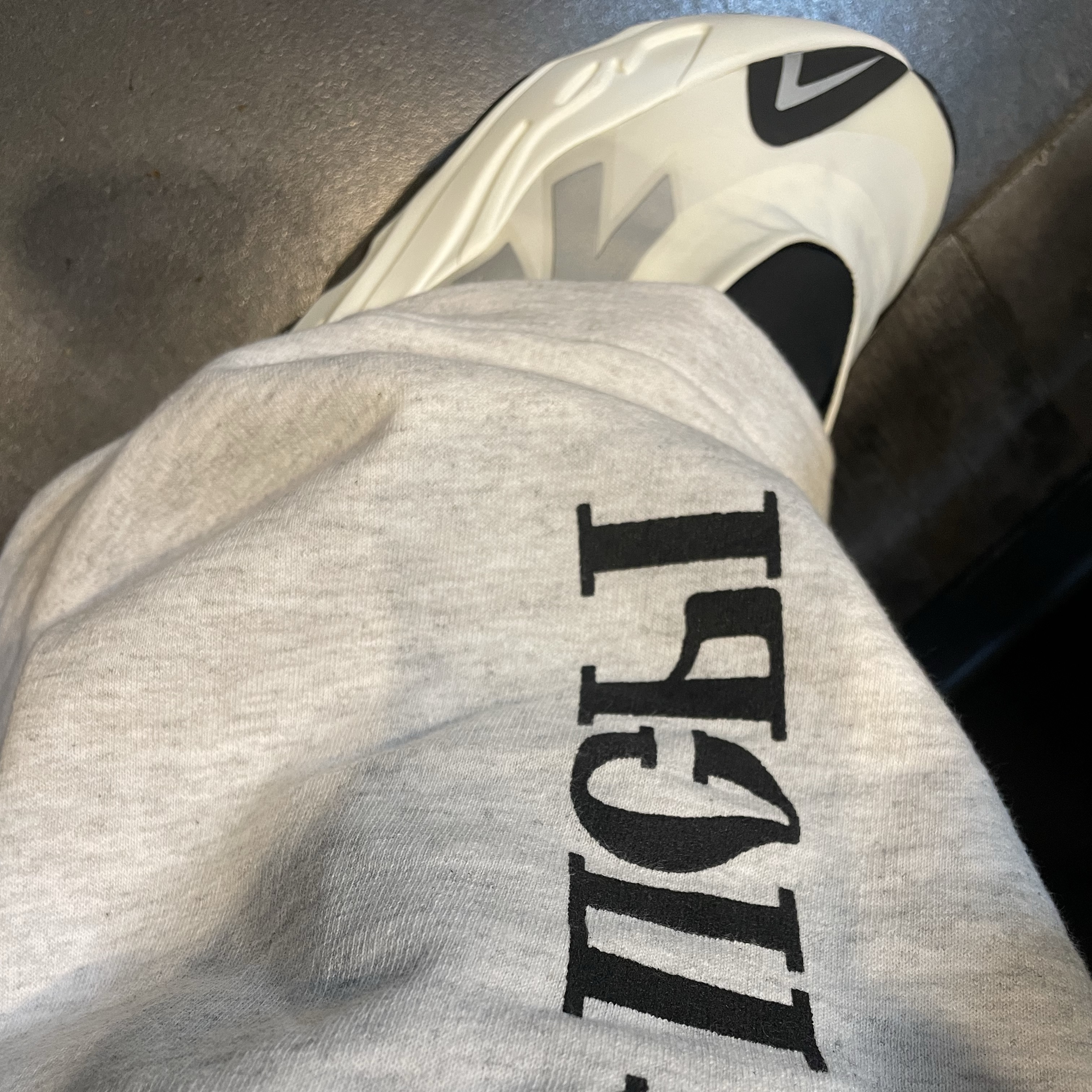Yeezy x Gosha Rubchinskiy YZY Black Dogs Jogger Heather Grey, Adidas Yeezy Boost 700 MNVN Analog 착용 스타일 - 1