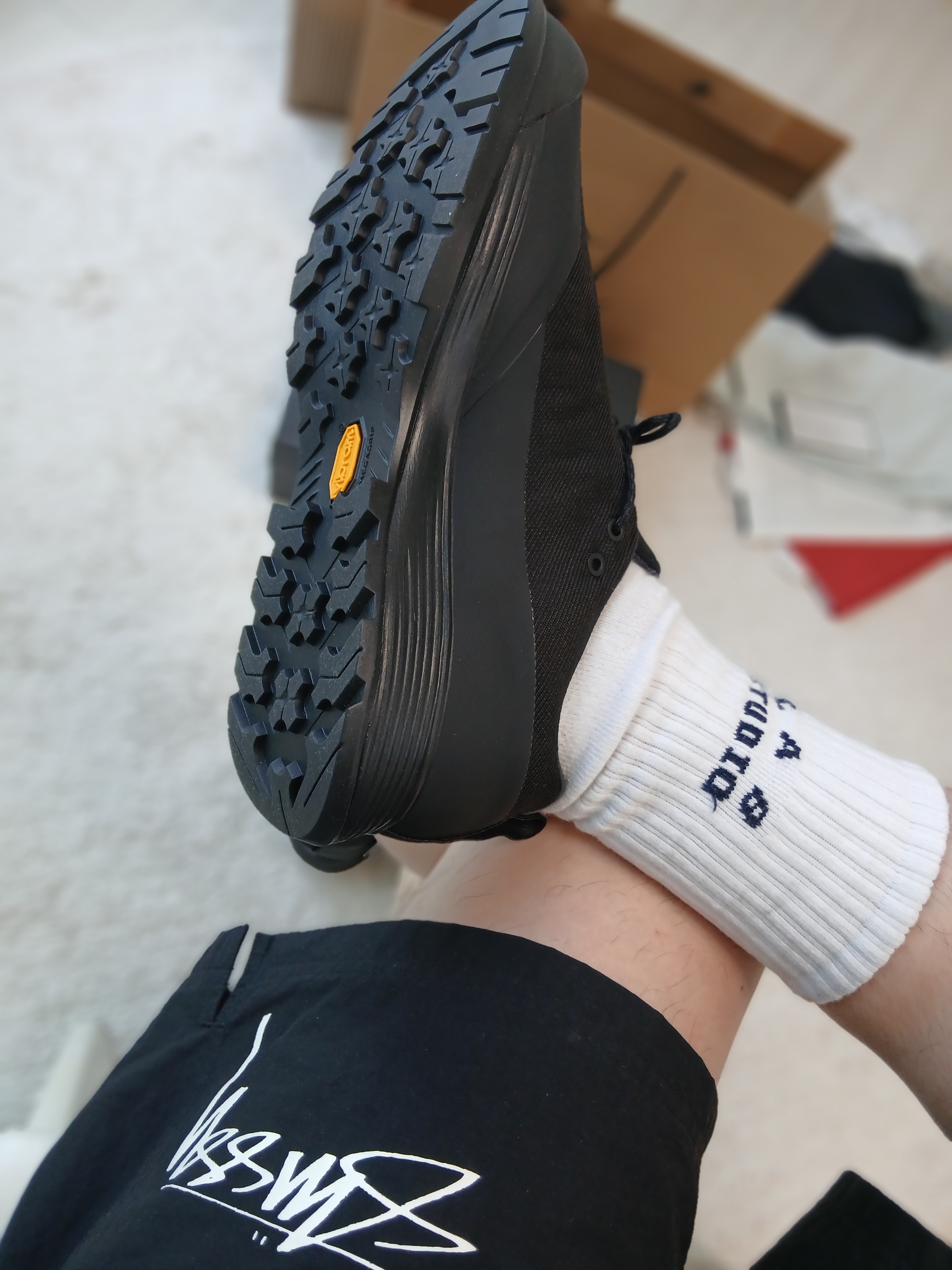 Arc'teryx Konseal FL 2 Black Carbon Copy, IAB Studio Socks White (5 Pack) 착용 스타일 - 4