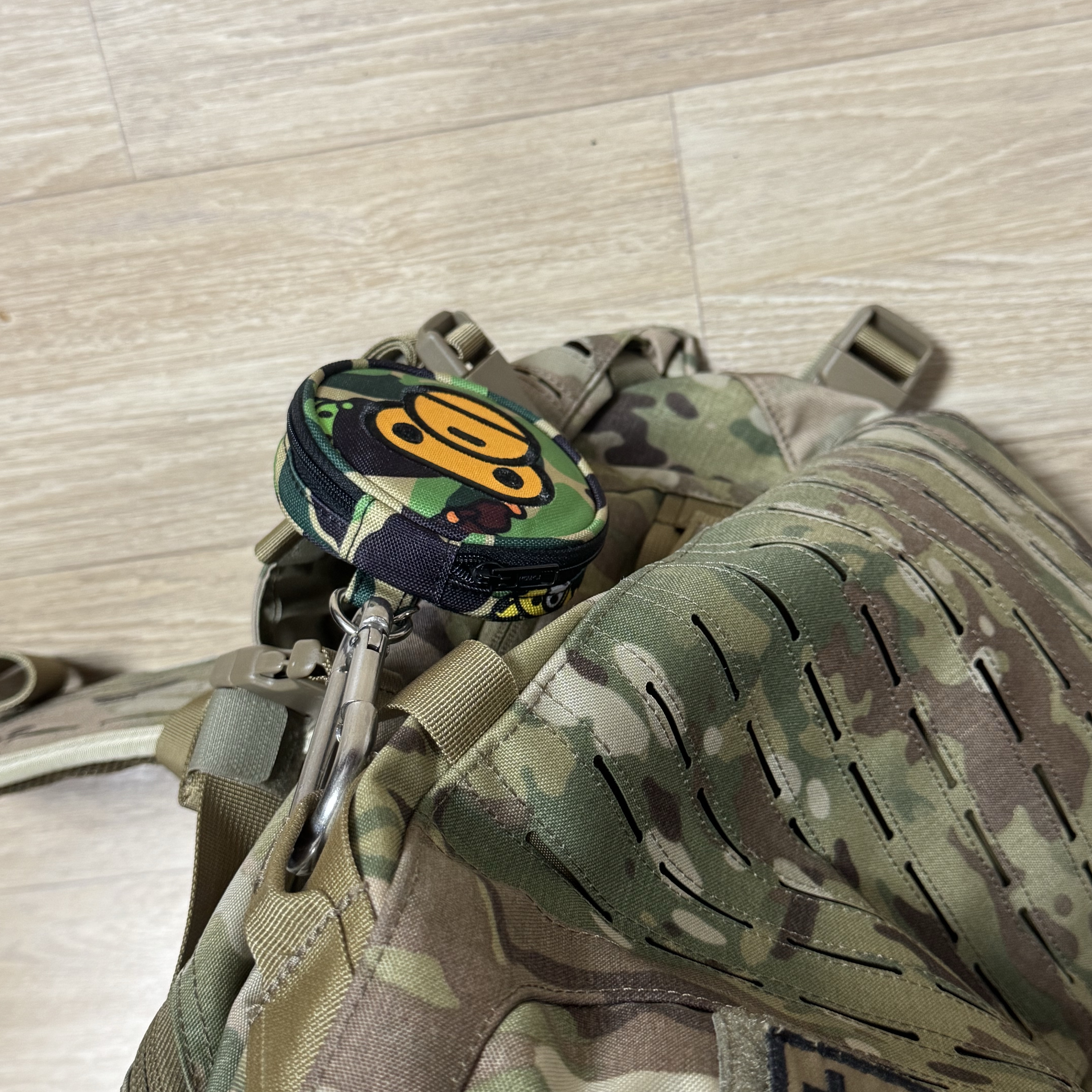 BAPE Baby Milo Mirror Card Holder Keychain Green Black 착용 스타일
