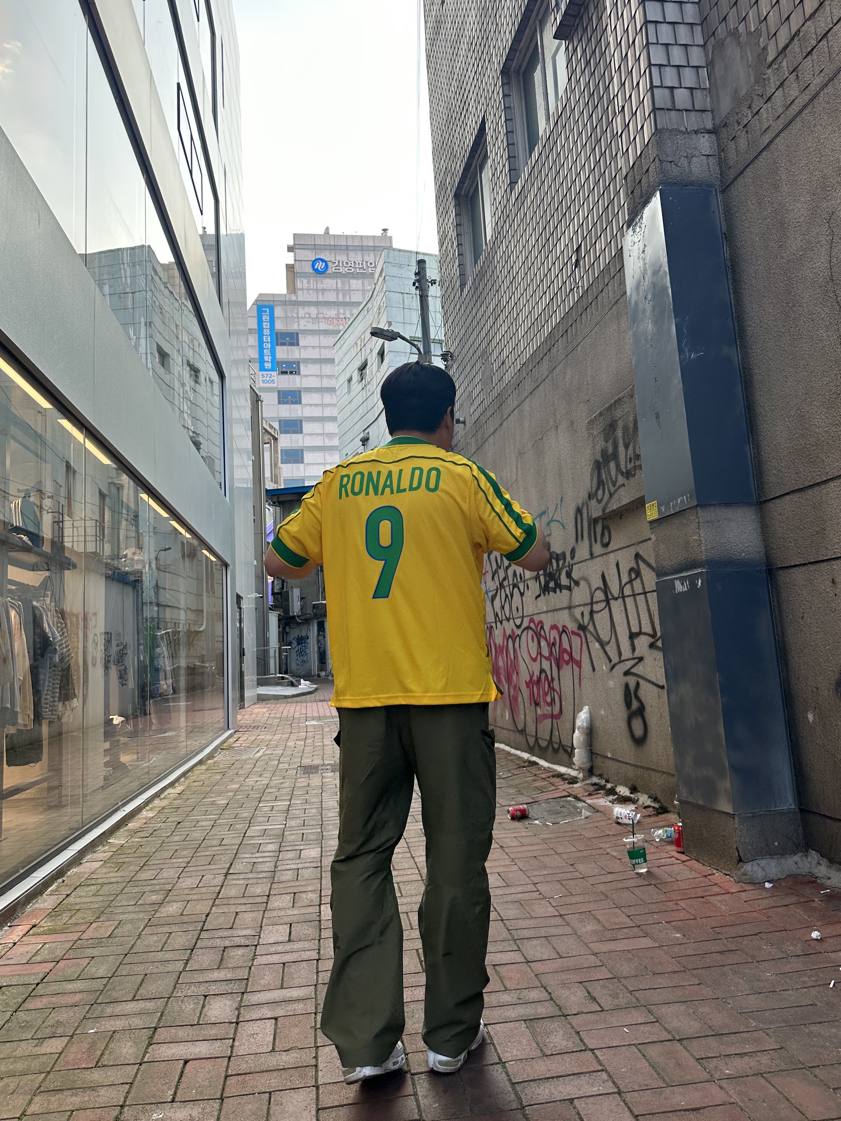 Nike Brazil 1998 Reissue Soccer Replica Jersey Varsity Maize Ronaldo (Marking Ver.) 착용 스타일