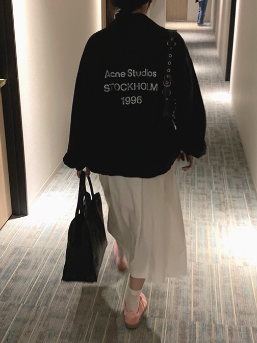 Adidas Bermuda Glow Pink, Saint Laurent Rive Gauche Small Tote Bag in Smooth Leather Noir 착용 스타일 - 2