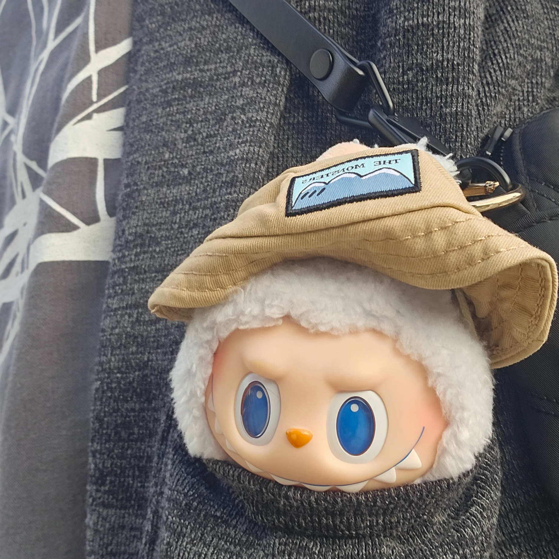 Pop Mart Fall In Wild Labubu Series Toy Keyring, (W) Nike React Pegasus Trail 4 Gore-Tex Pale Ivory Luminous Green 착용 스타일 - 2