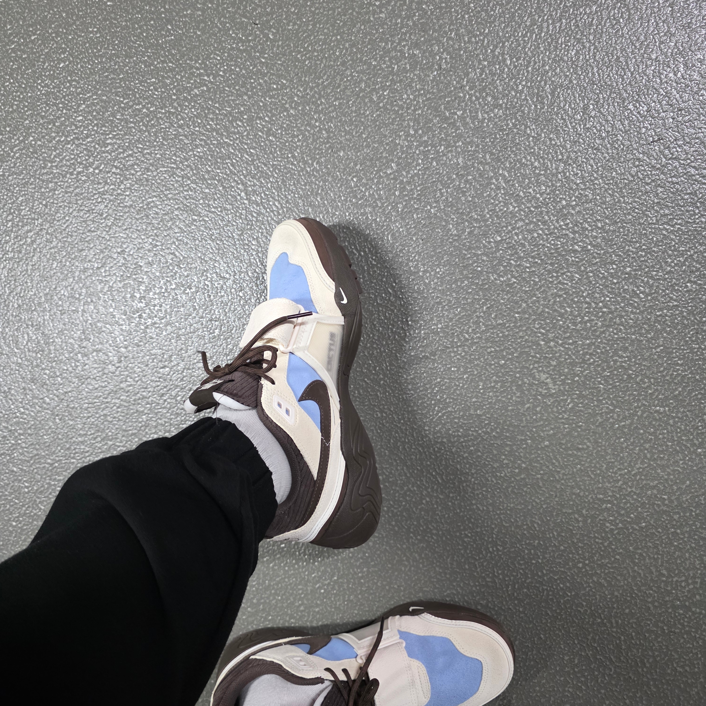 Nike x Travis Scott Zoom Field Jaxx Pale Ivory and Leche Blue 착용 스타일