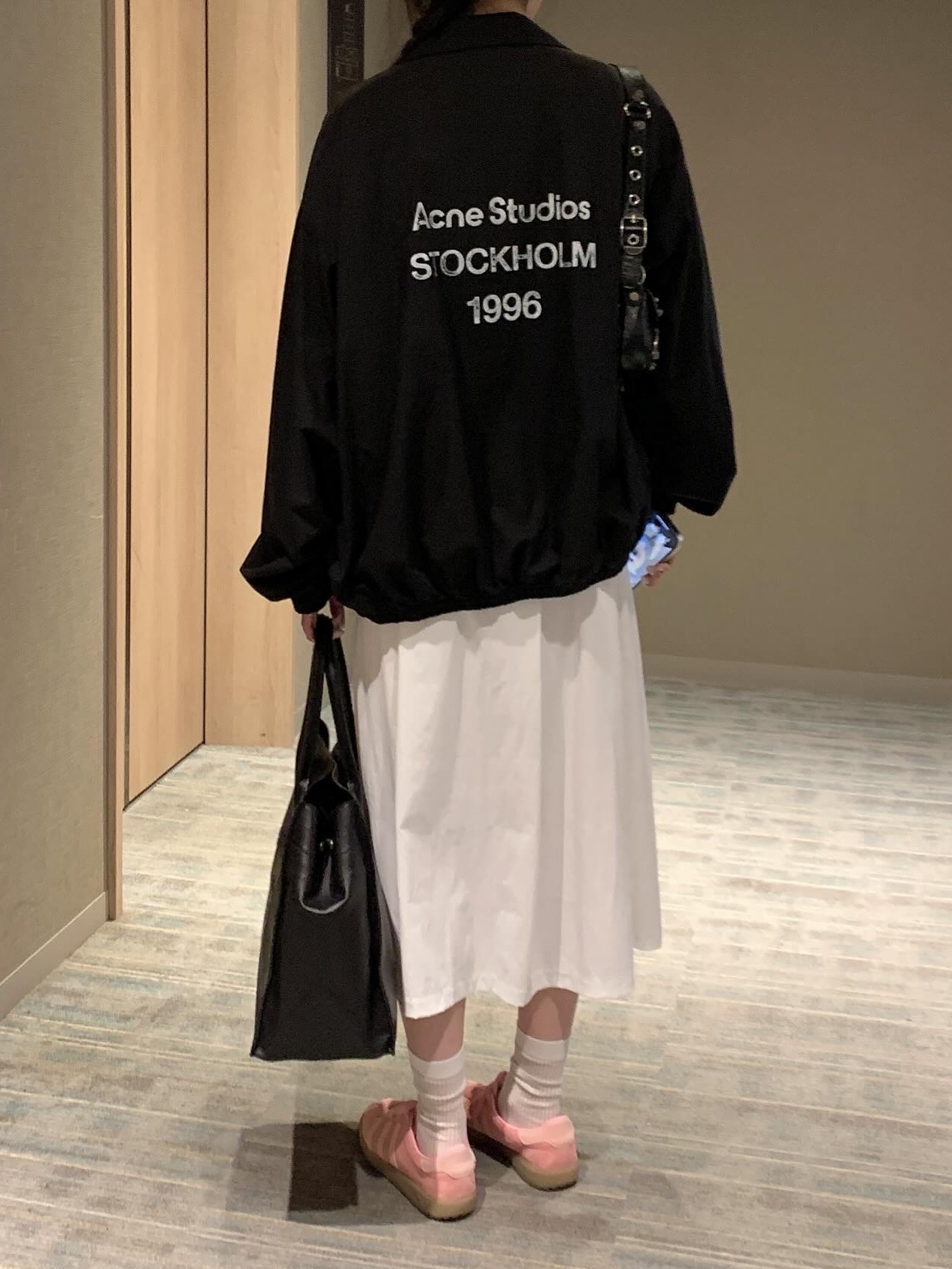 Adidas Bermuda Glow Pink, Saint Laurent Rive Gauche Small Tote Bag in Smooth Leather Noir 착용 스타일 - 1