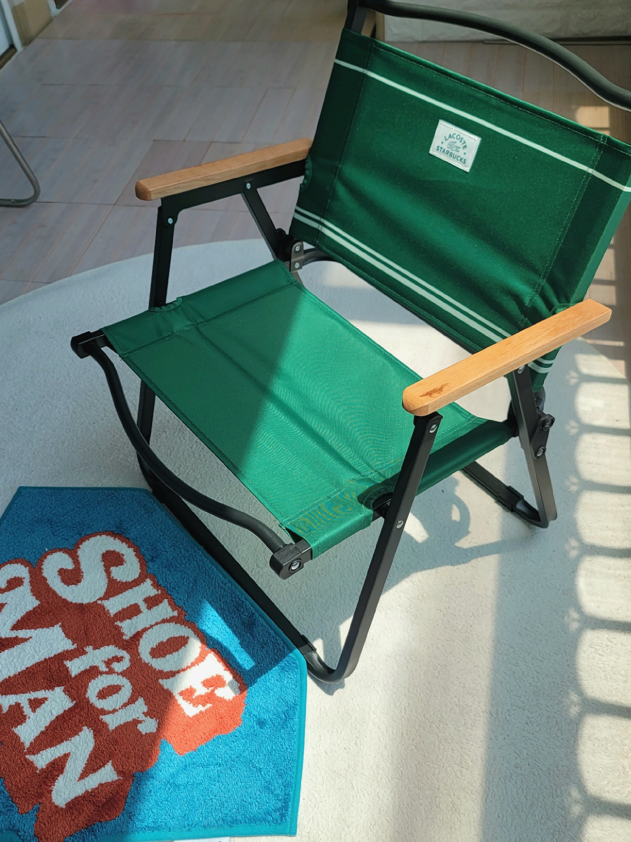 Starbucks x Lacoste Wide Folding Chair Green 착용 스타일