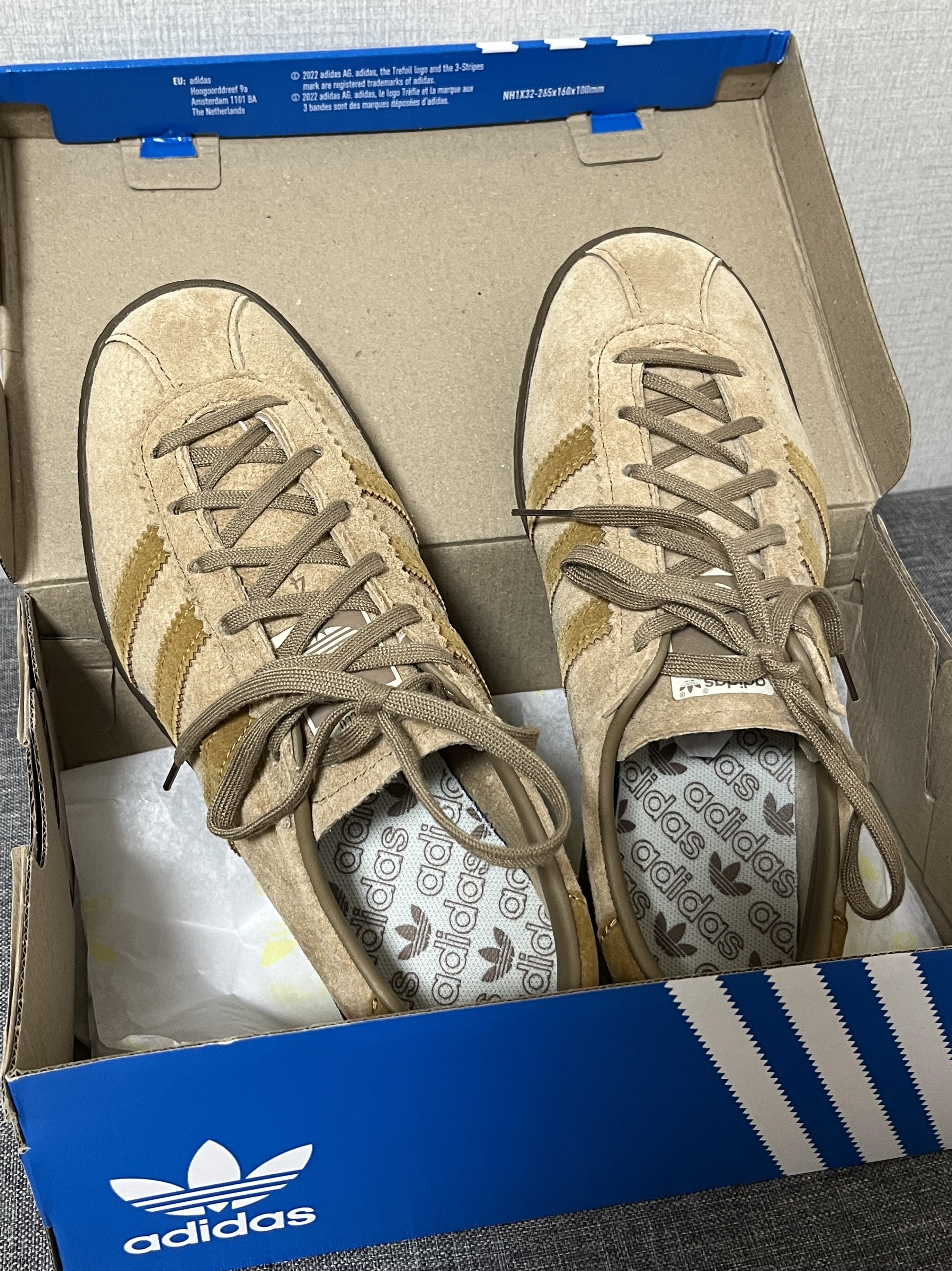 Adidas Tobacco Pantone Mesa 착용 스타일