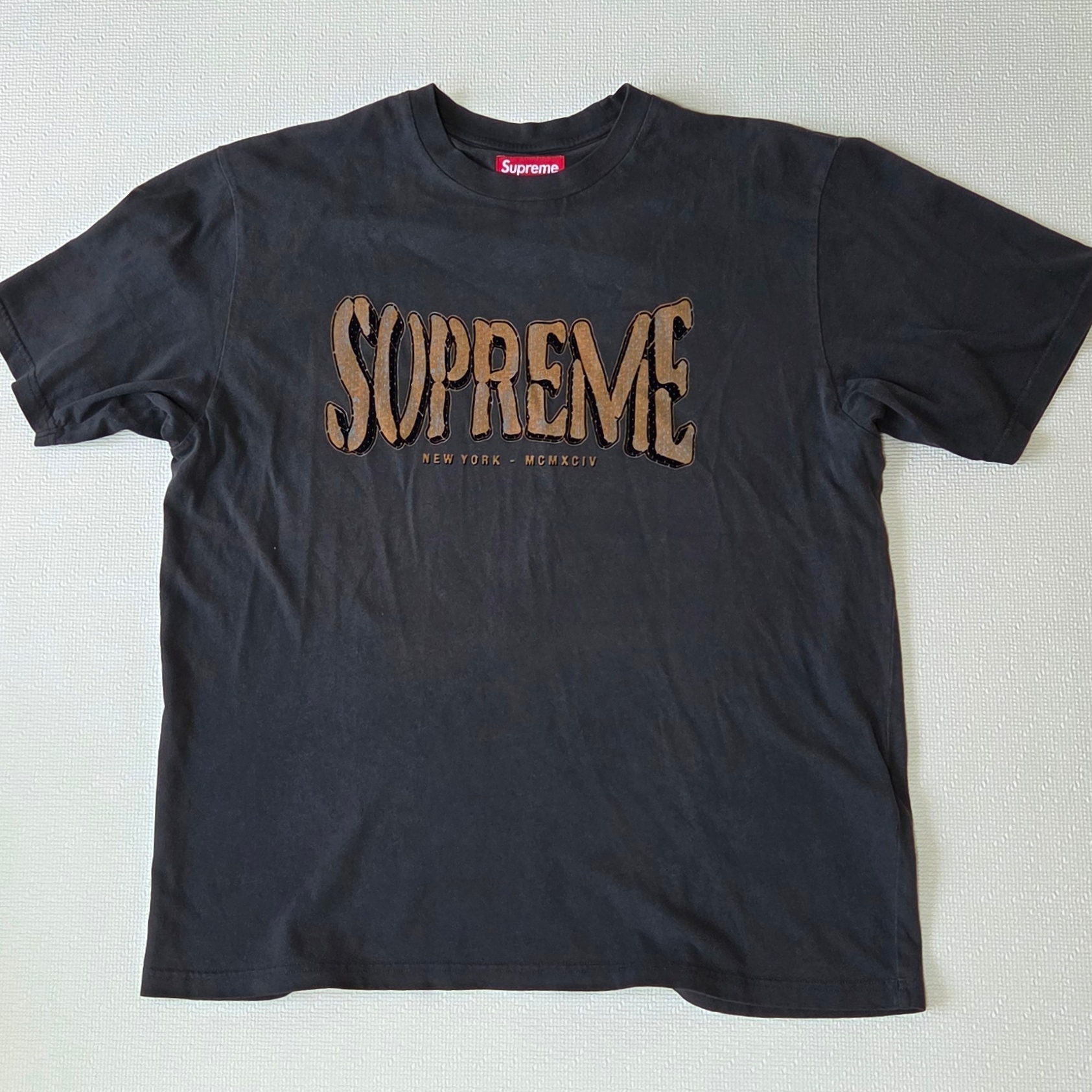 Supreme Flocked Washed S/S Top Black - 25SS 착용 스타일 - 1