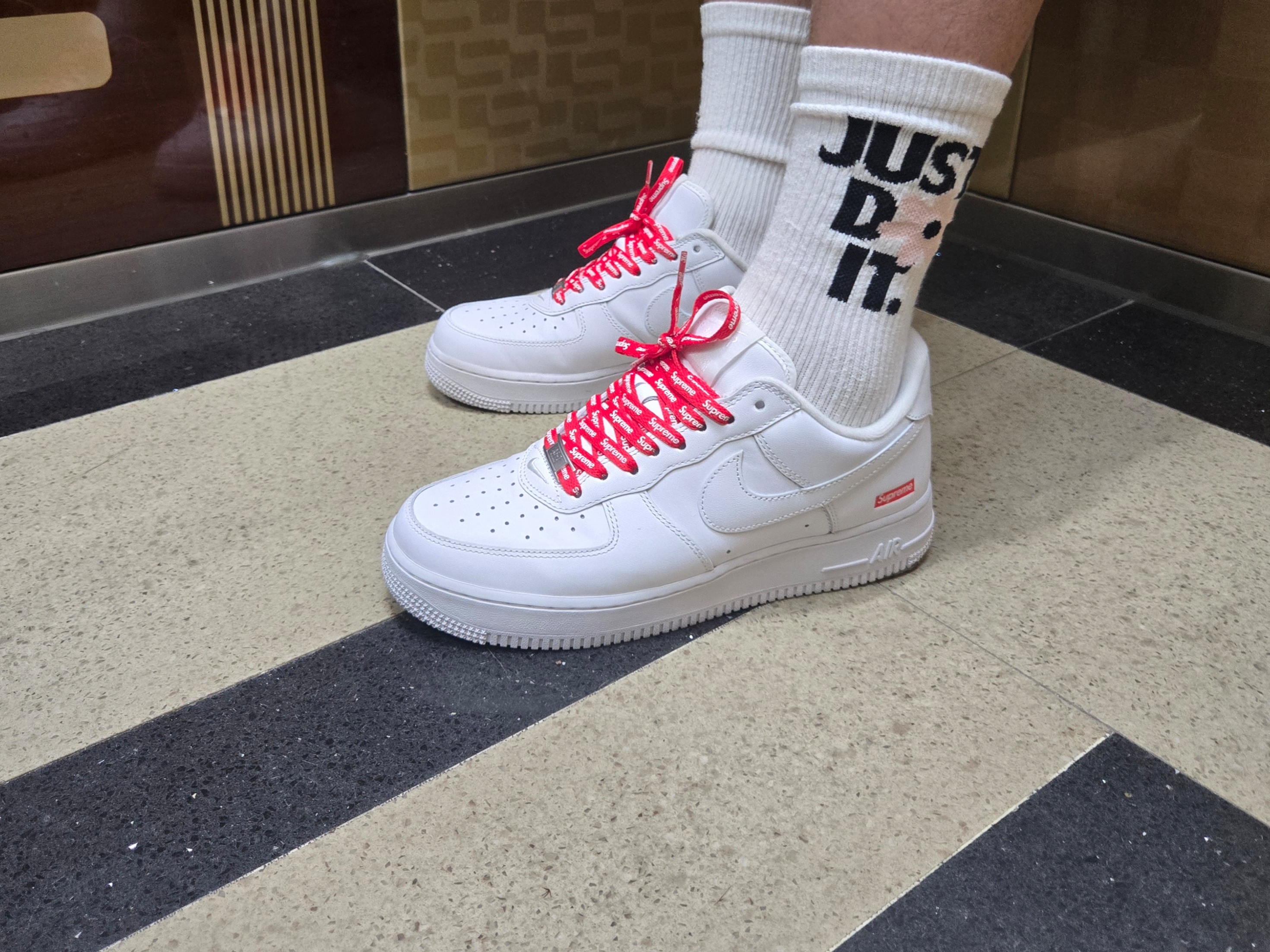 Nike x Supreme Air Force 1 Low White 착용 스타일