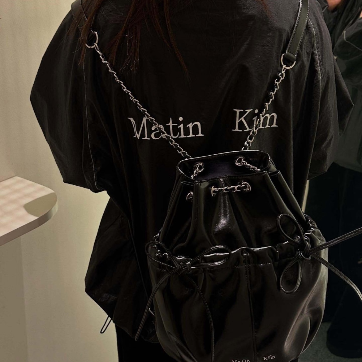 Matin Kim Draw String Ribbon Back Pack Black 착용 스타일 - 1