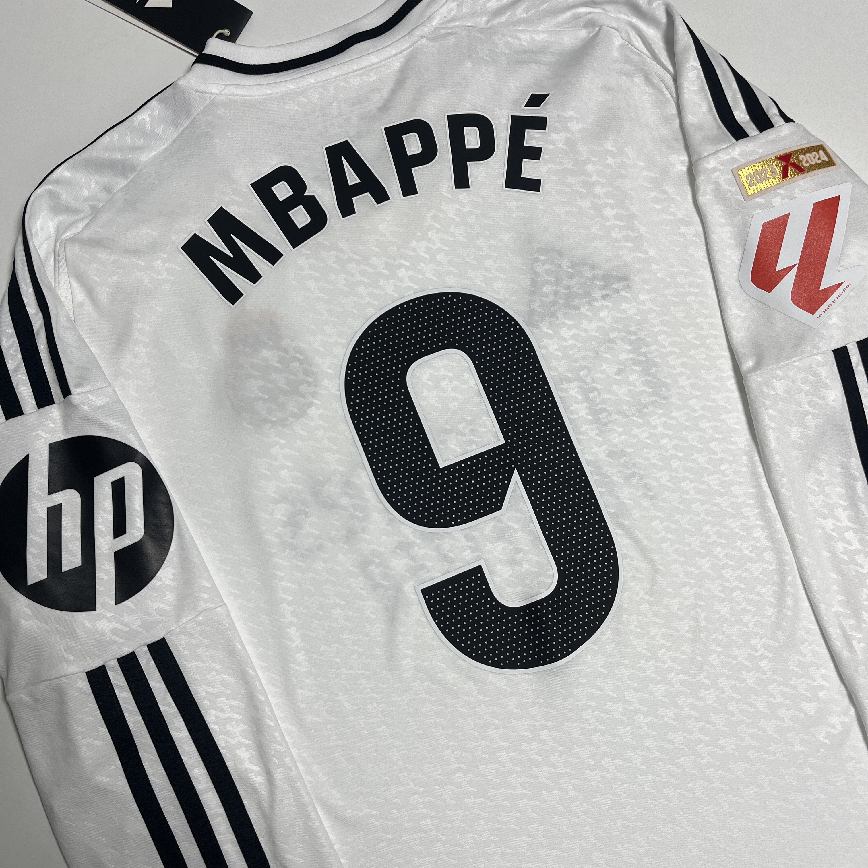 Adidas Real Madrid 2024/25 Home Jersey White - KR Sizing (Non Marking Ver.), Adidas Real Madrid 2023/24 Home Jersey White - US Sizing (Non Marking Ver.) 착용 스타일 - 3