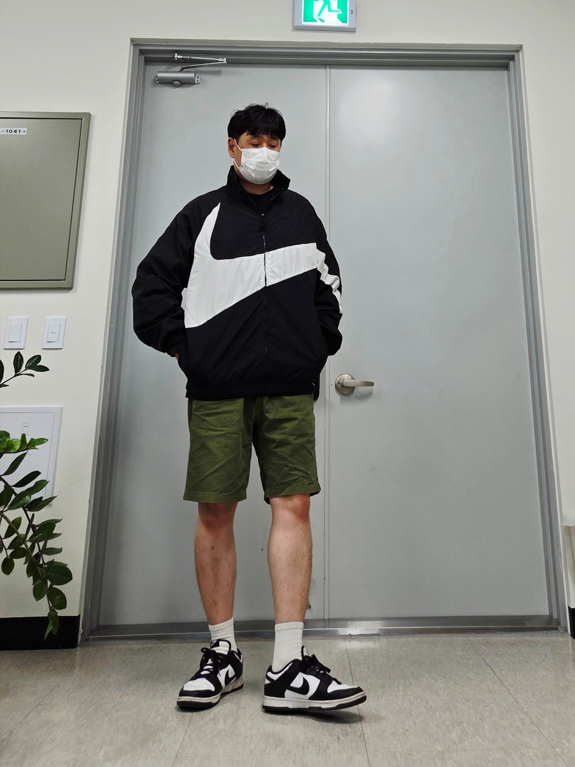 Nike Dunk Low Retro Black, Nike NSW Big Swoosh Woven Jacket Black - Asia 착용 스타일 - 1