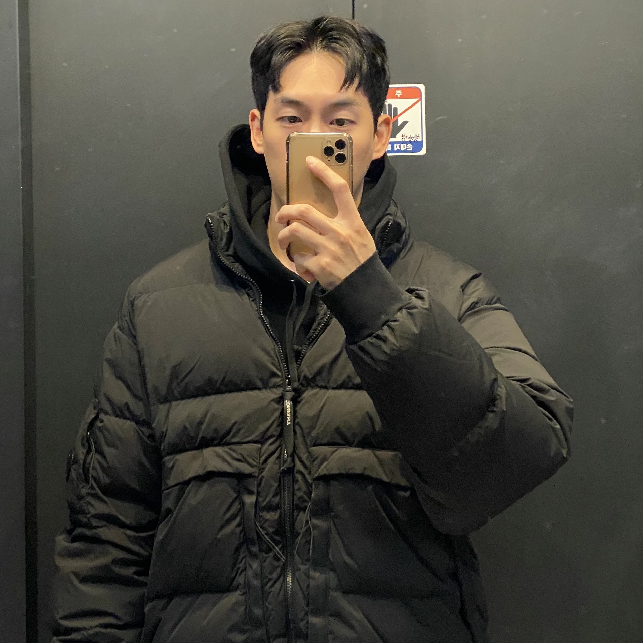 Supreme Small Box Hooded Sweatshirt Black - 24FW, C.P. Company Nycra-R Short Down Jacket Black - 24FW 착용 스타일 - 2
