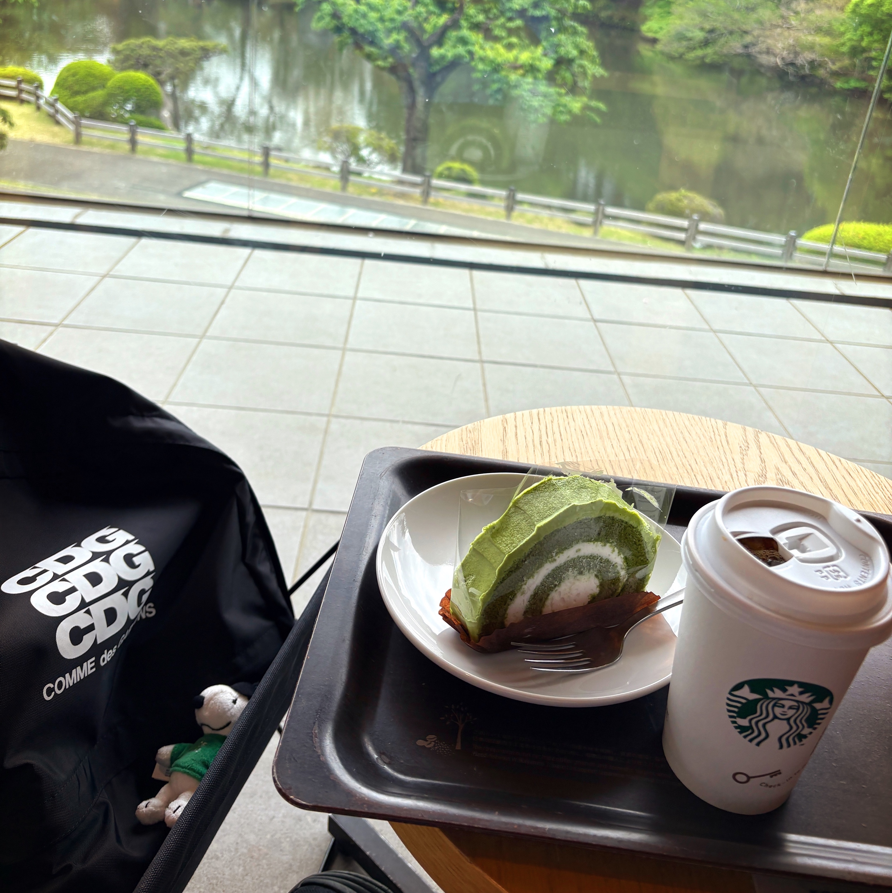 Starbucks x Peanuts Keychain White Green, CDG Backpack Black 착용 스타일 - 3