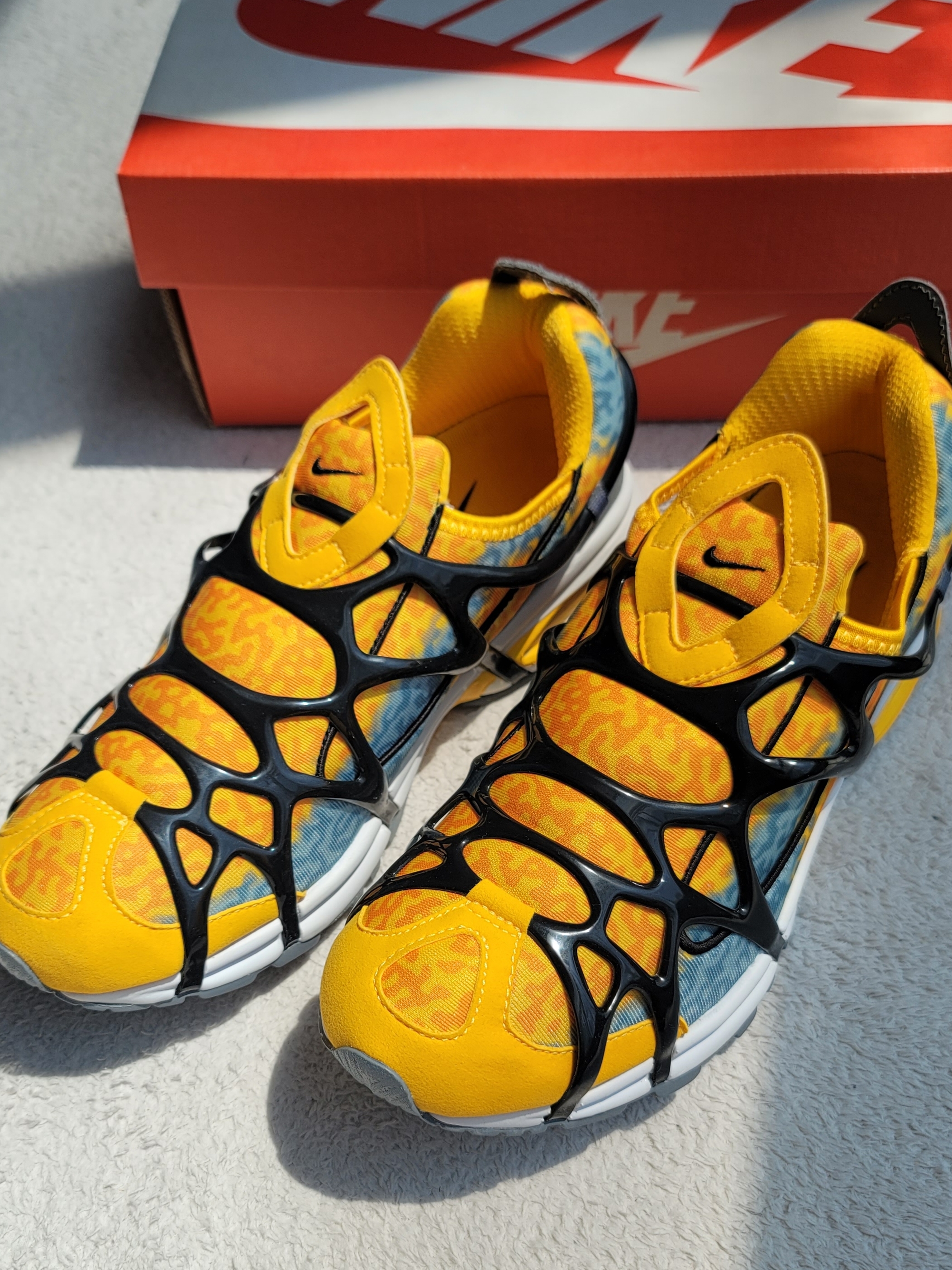 Nike Air Kukini University Gold Cool Grey 착용 스타일 - 1