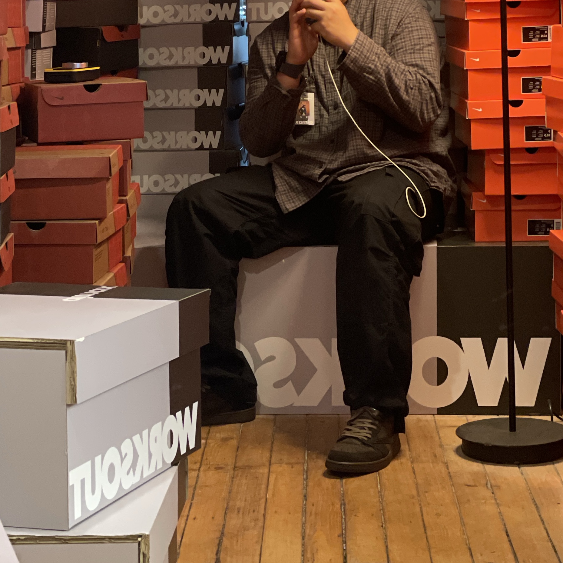 Jordan 1 x Travis Scott Retro Low OG SP Velvet Brown and Dark Mocha, Nike x Worksout Air Max 95 Medium Olive and Sequoia 착용 스타일