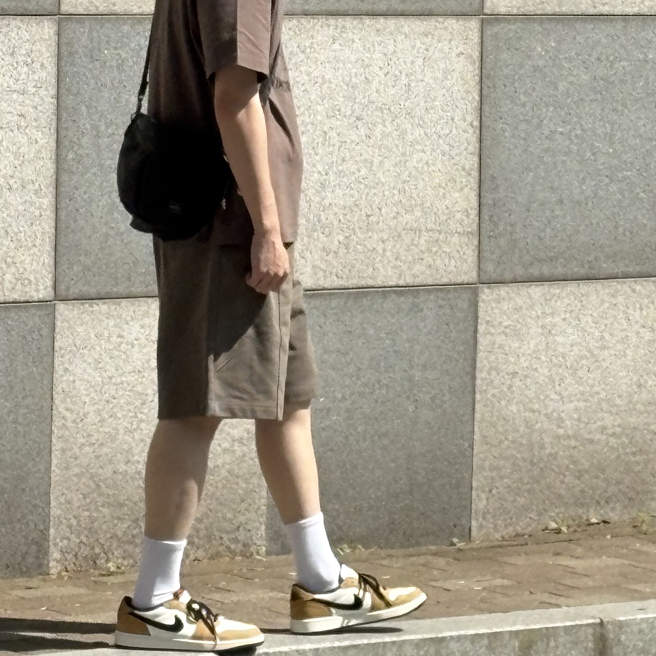 Jordan 1 Low OG Sail and Golden Harvest 착용 스타일