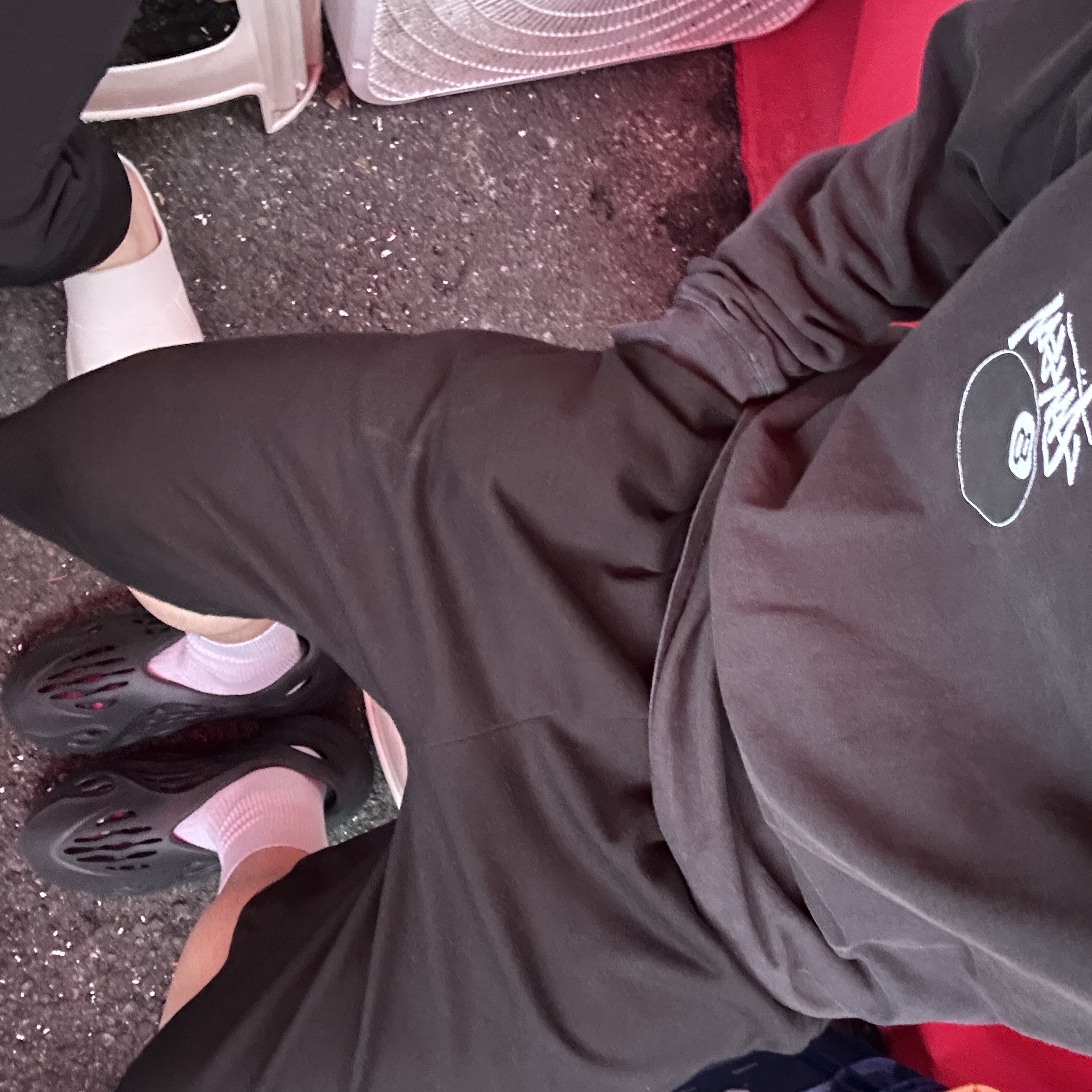 Adidas Yeezy Foam RNNR Onyx, Stussy 8 Ball Pigment Dyed LS T-Shirt 착용 스타일 - 2