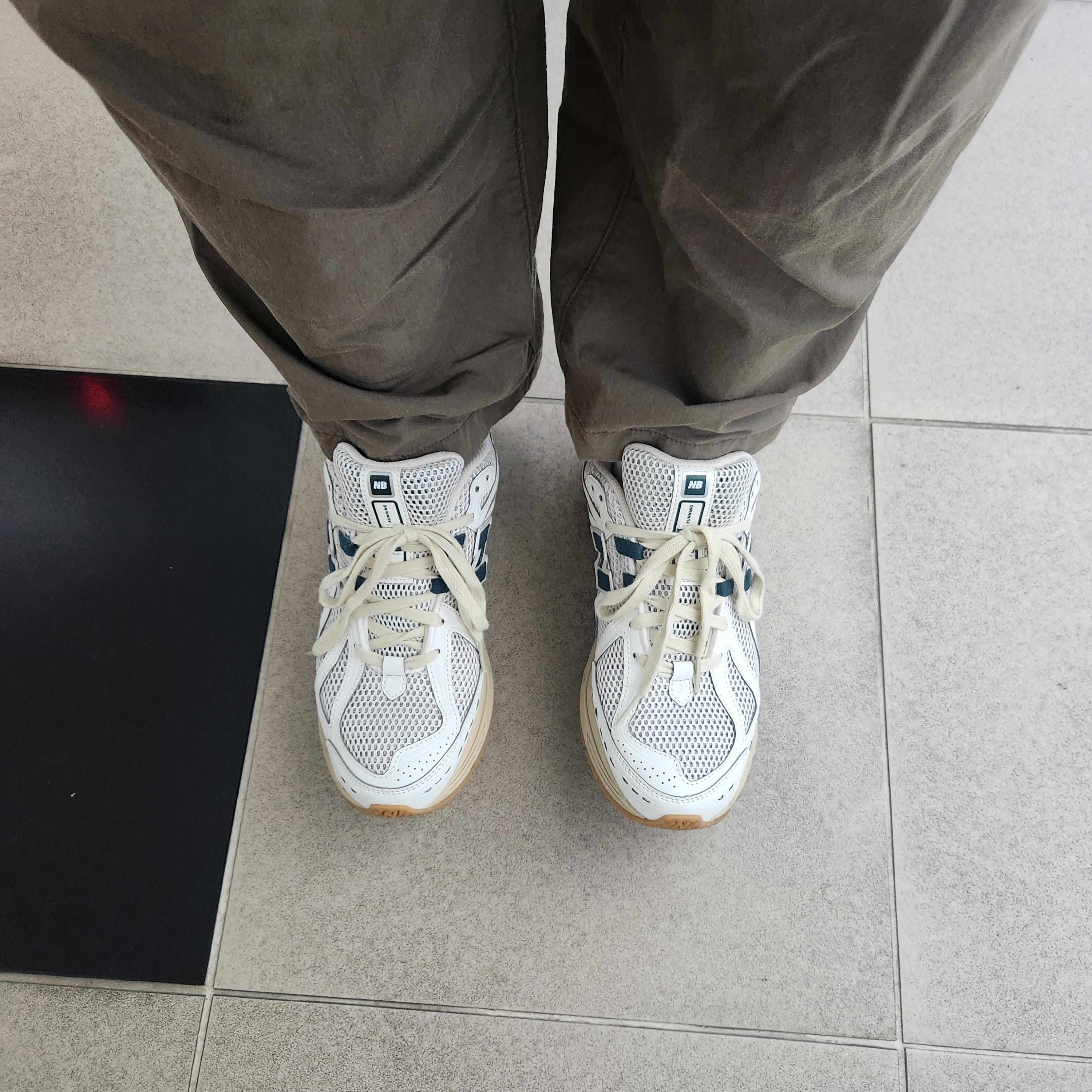 New Balance 1906R Silver Green 착용 스타일