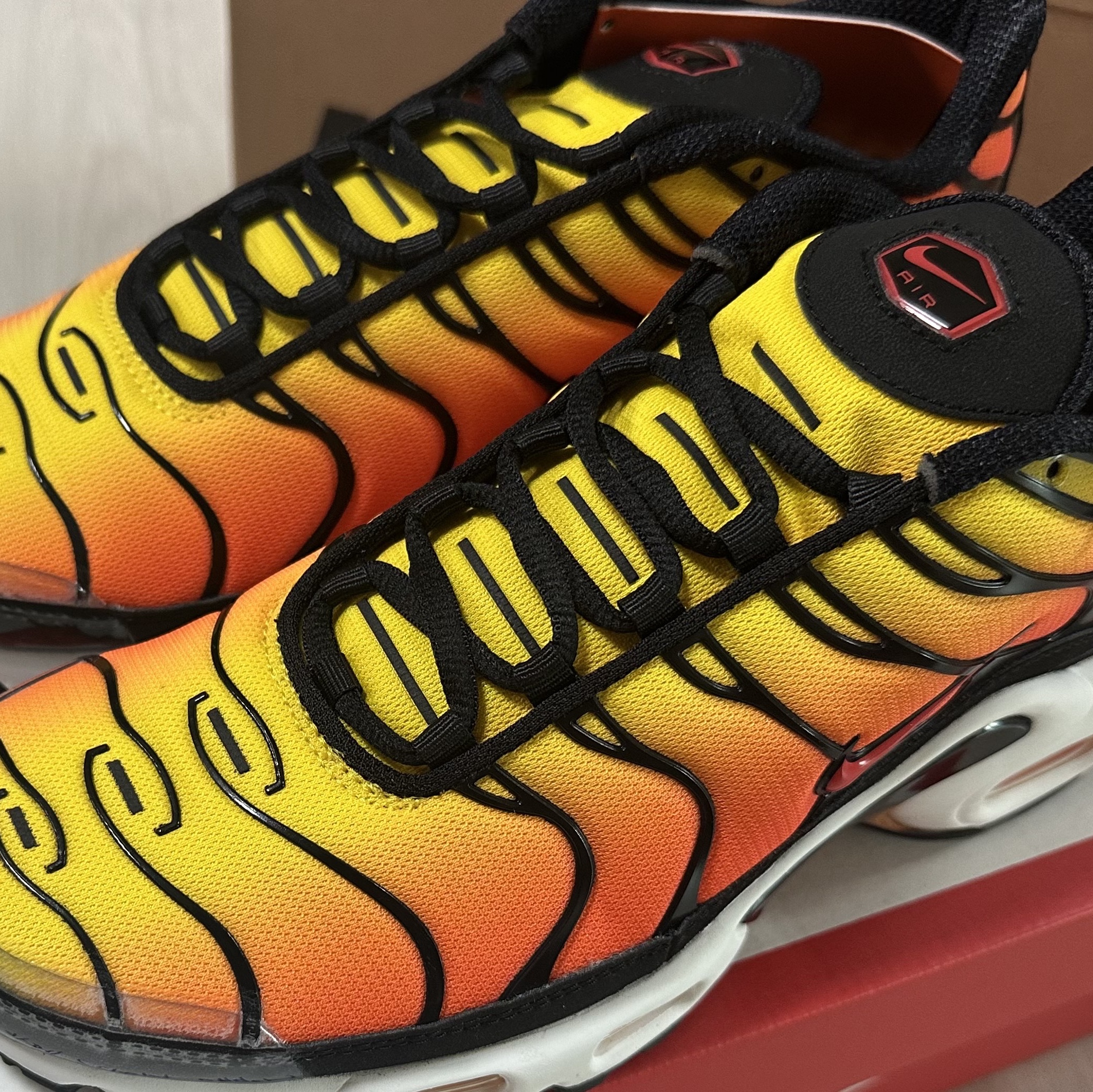 Nike Air Max Plus Bright Ceramic and Tour Yellow 착용 스타일