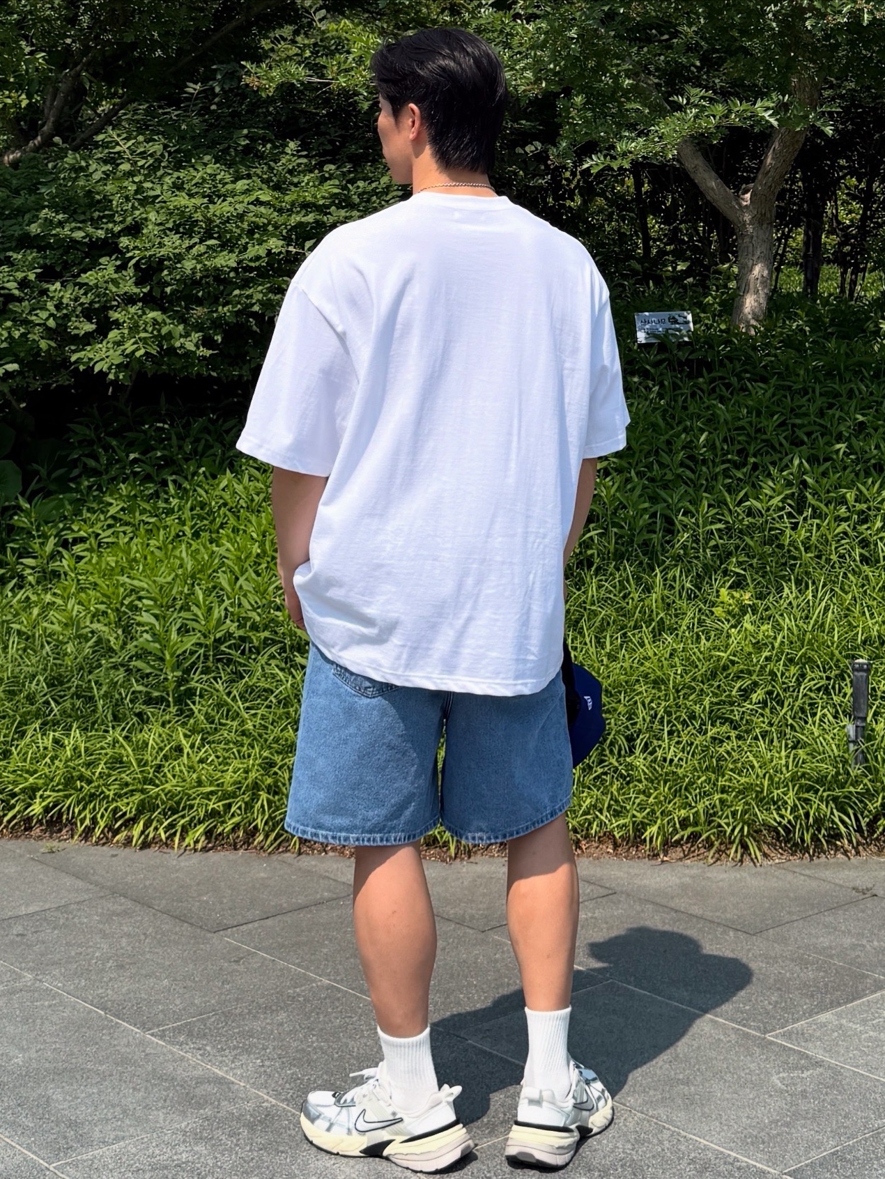 Nike V2K Run Summit White Metallic Silver 착용 스타일 - 2
