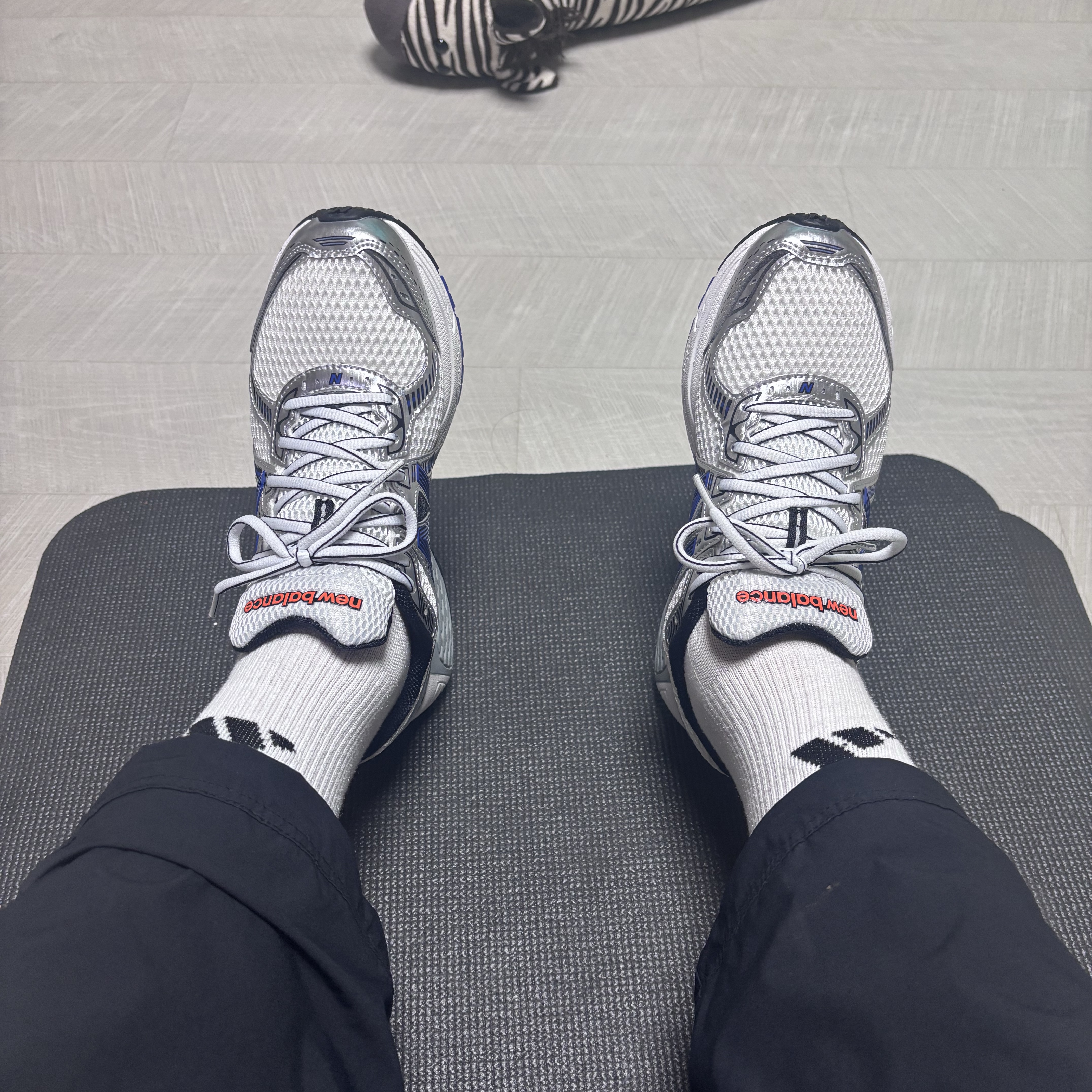 New Balance 860v2 Metallic Silver 착용 스타일