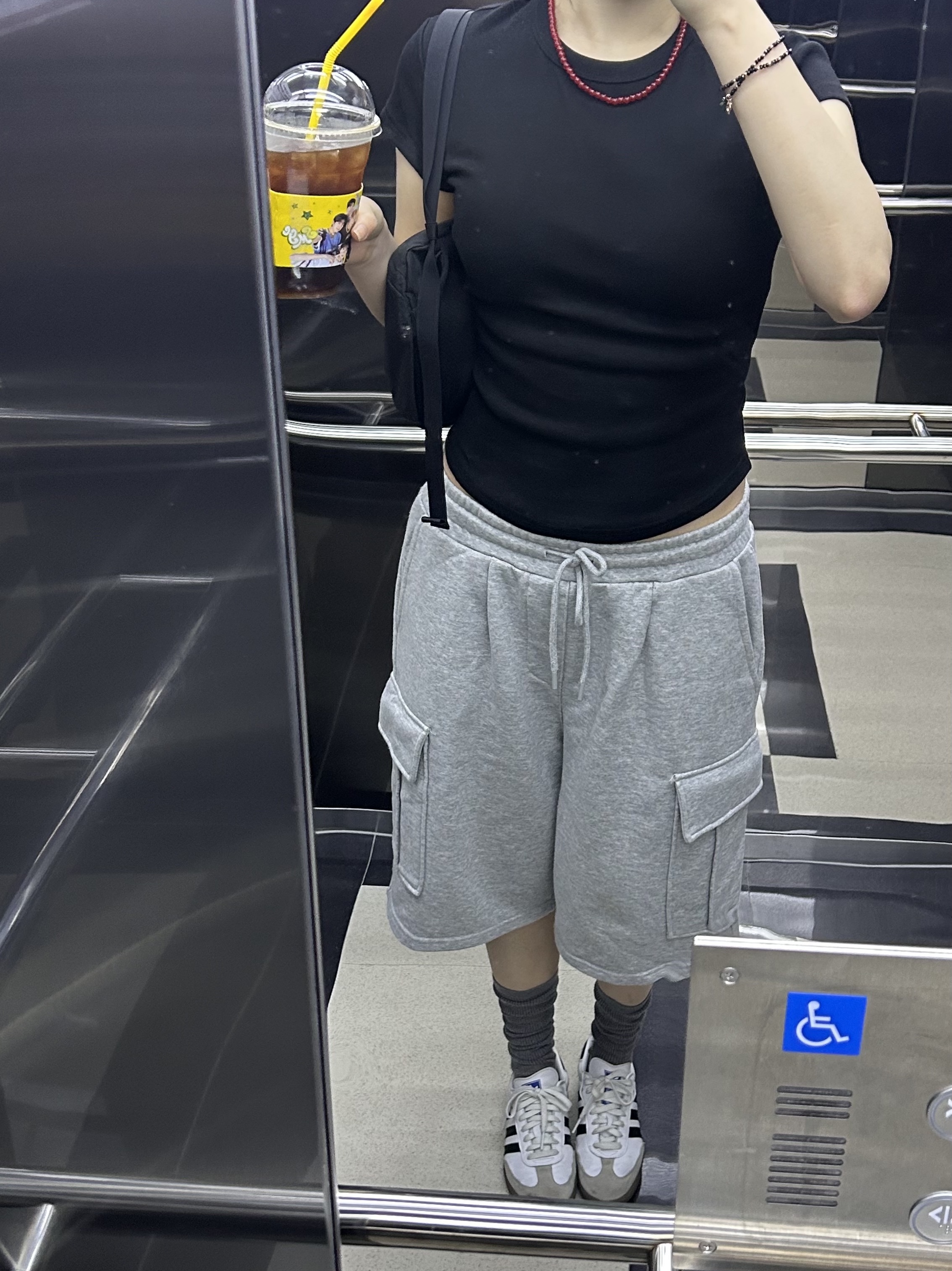 Adidas Samba OG Cloud White, Arc'teryx Mantis 1 Waistpack Black II 착용 스타일