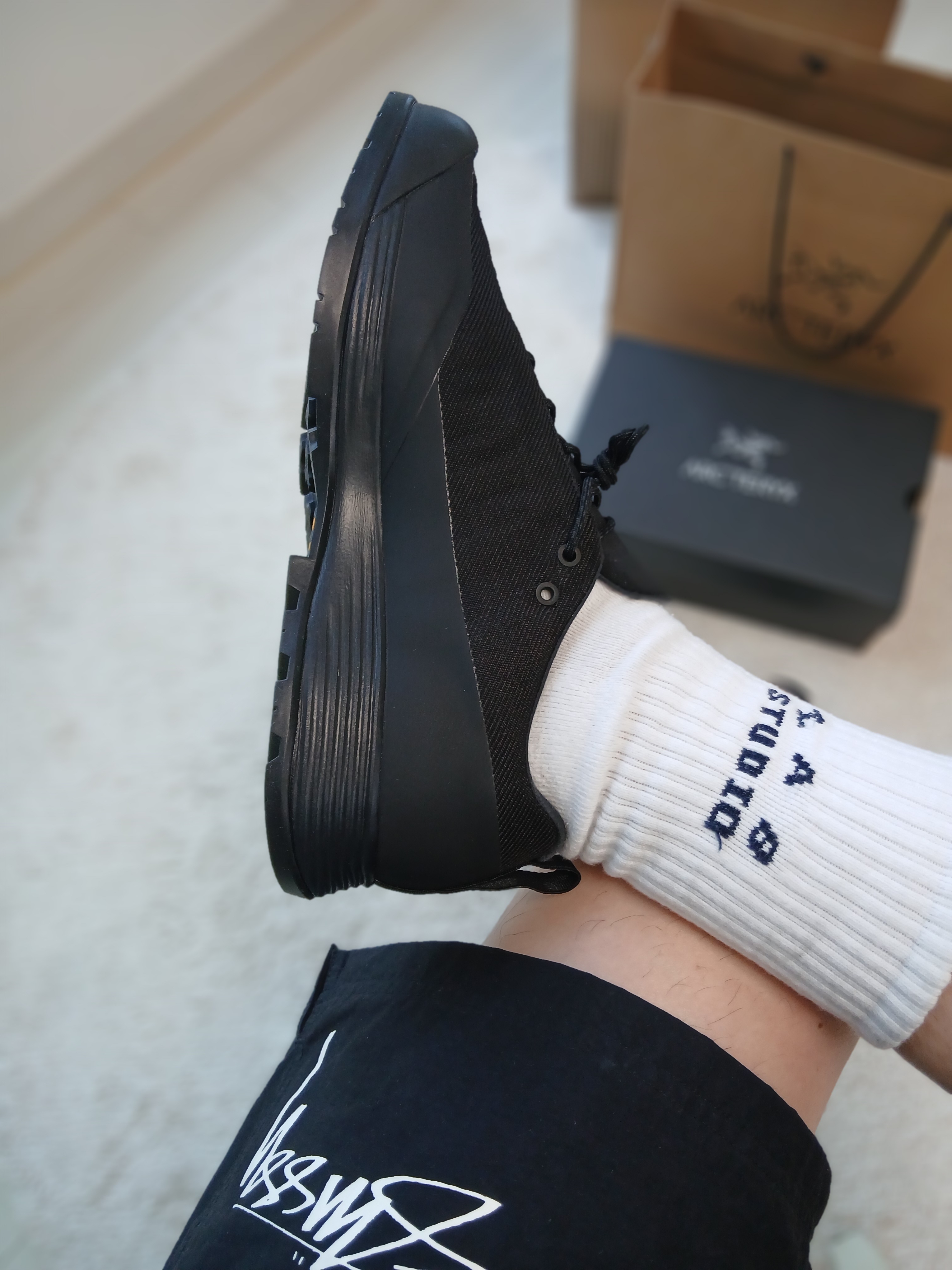 Arc'teryx Konseal FL 2 Black Carbon Copy, IAB Studio Socks White (5 Pack) 착용 스타일 - 2