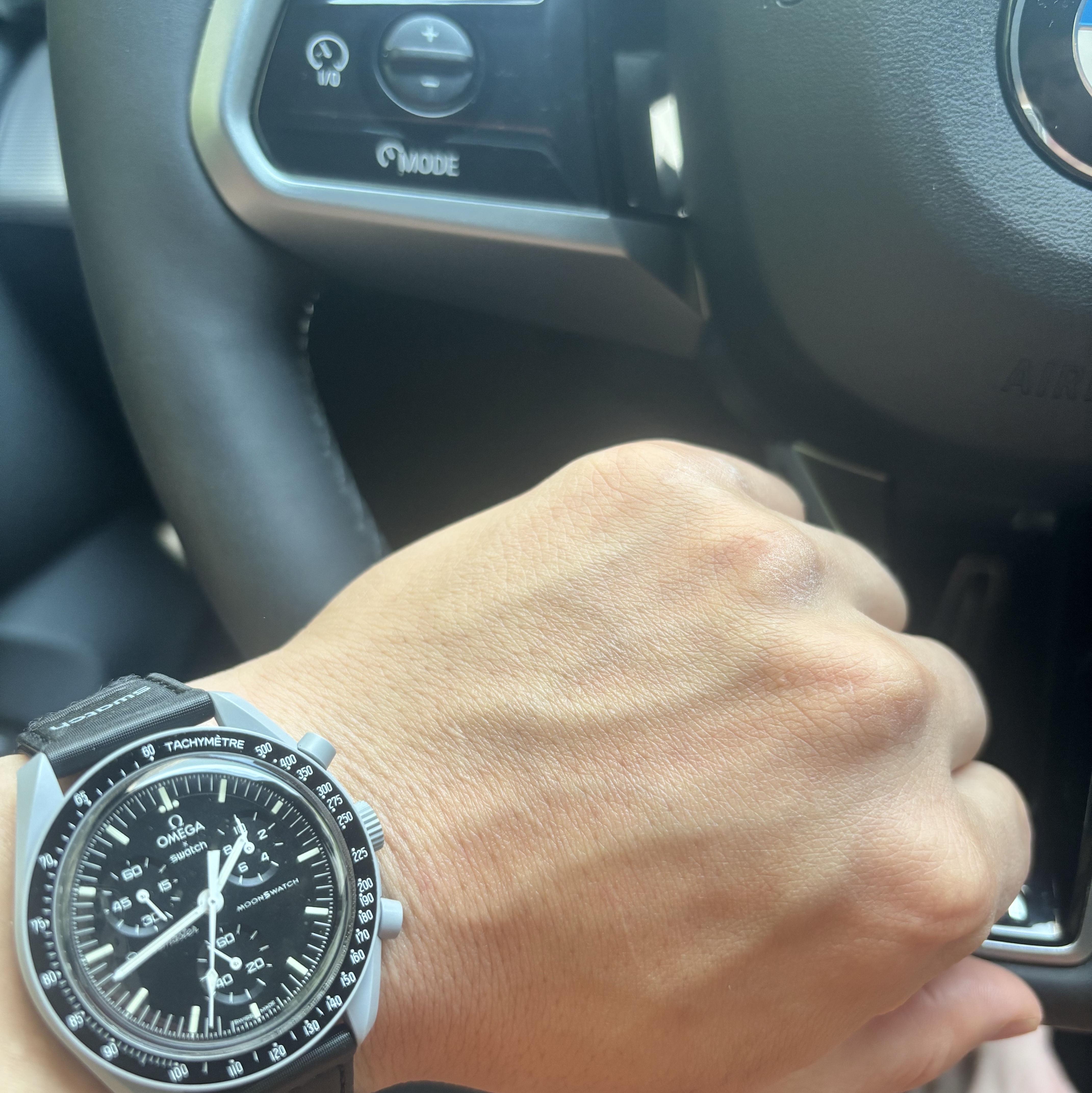 Swatch x Omega Bioceramic MoonSwatch Mission To The Moon 착용 스타일