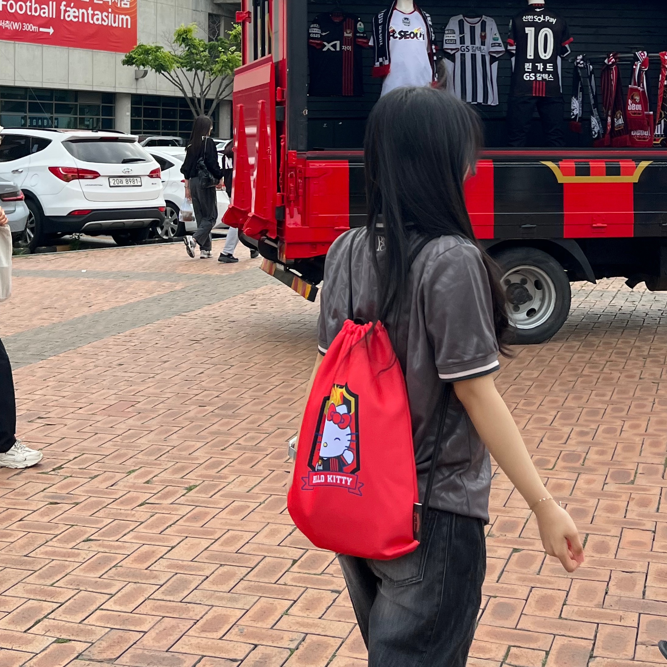 K League x Sanrio Characters 2025 Gym Sack Hello Kitty FC Seoul Red, Adidas Real Madrid 2024/25 3rd Jersey Charcoal - KR Sizing (Non Marking Ver.) 착용 스타일 - 1