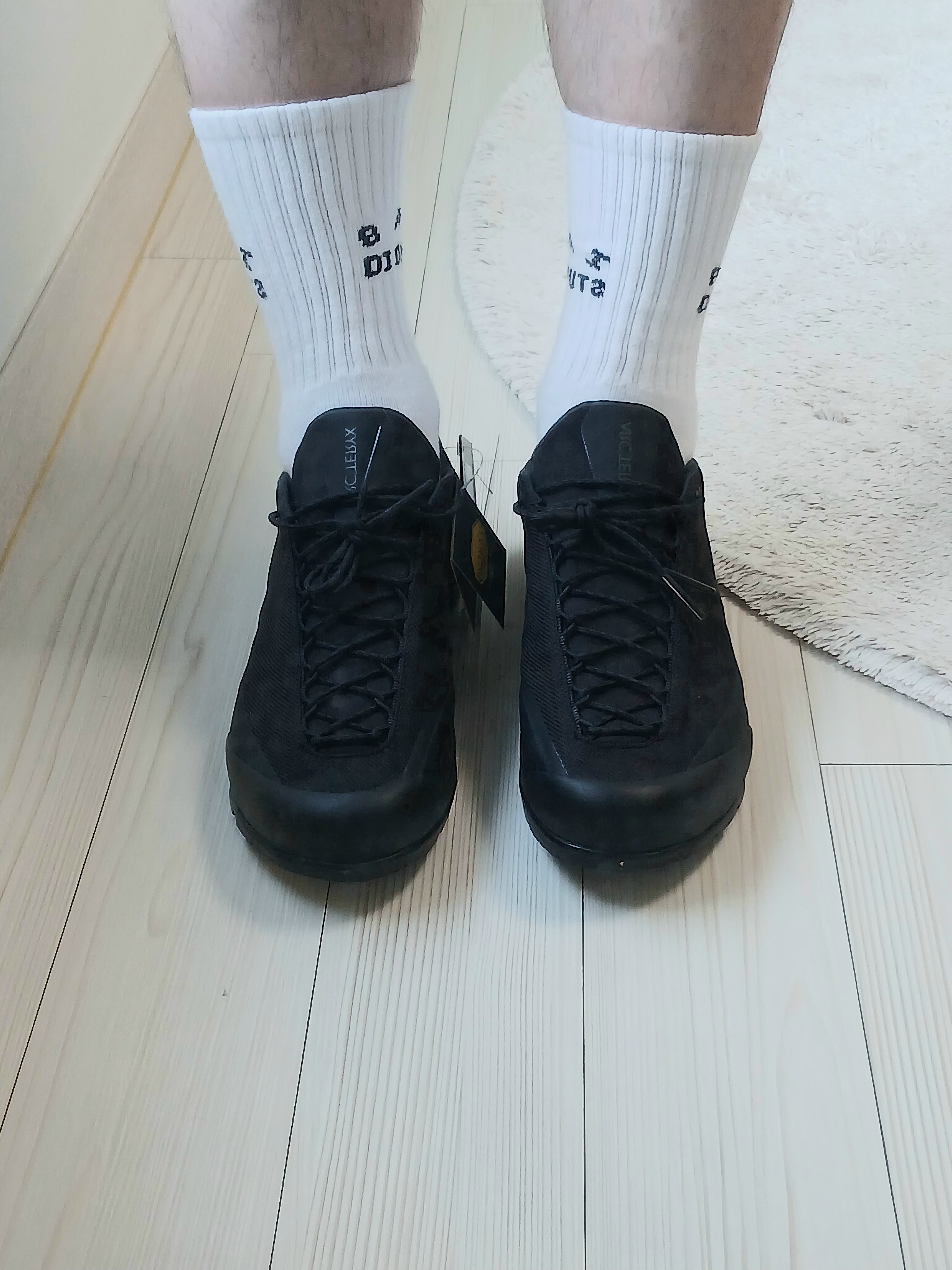 Arc'teryx Konseal FL 2 Black Carbon Copy, IAB Studio Socks White (5 Pack) 착용 스타일 - 5