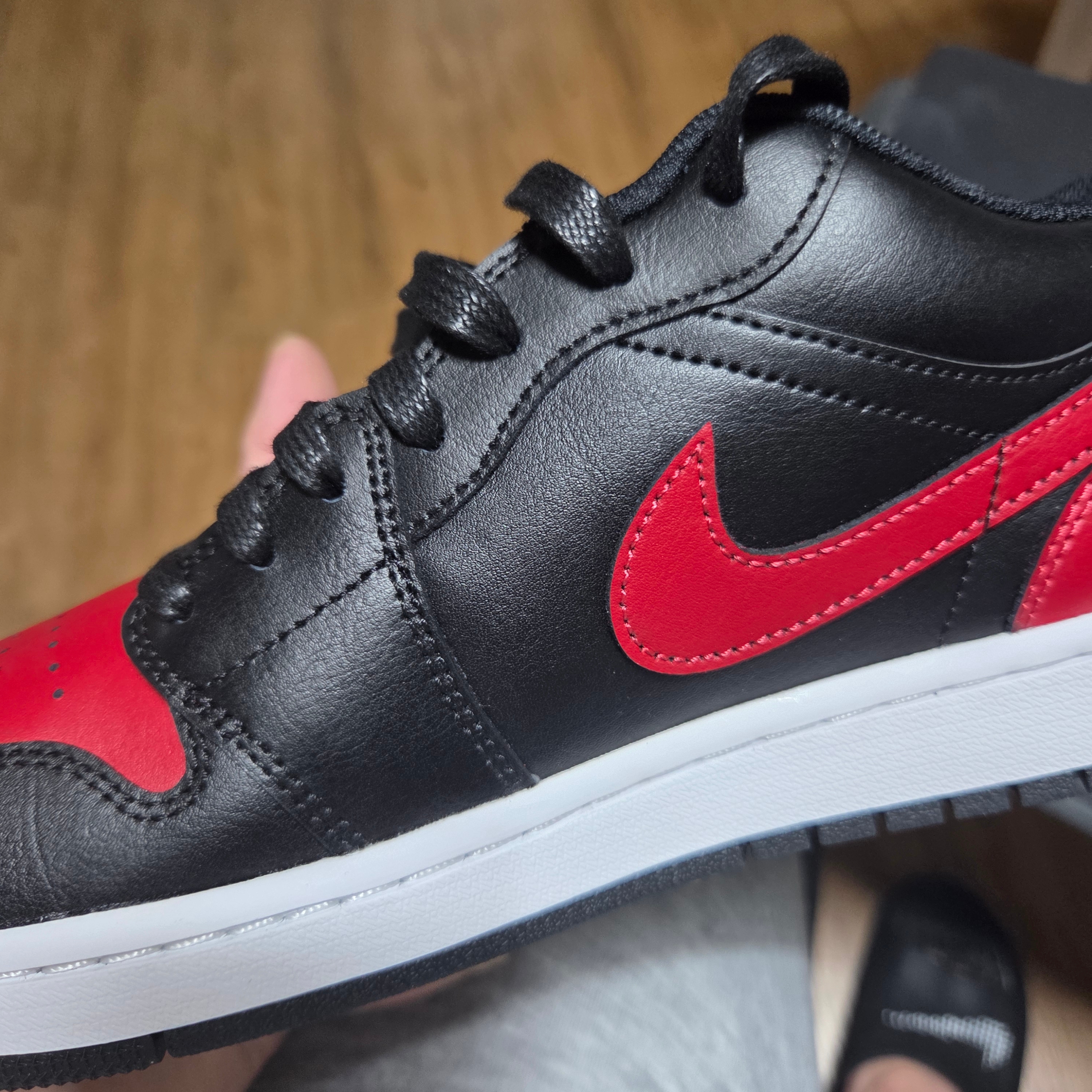 Jordan 1 Low Black Varsity Red 착용 스타일 - 3