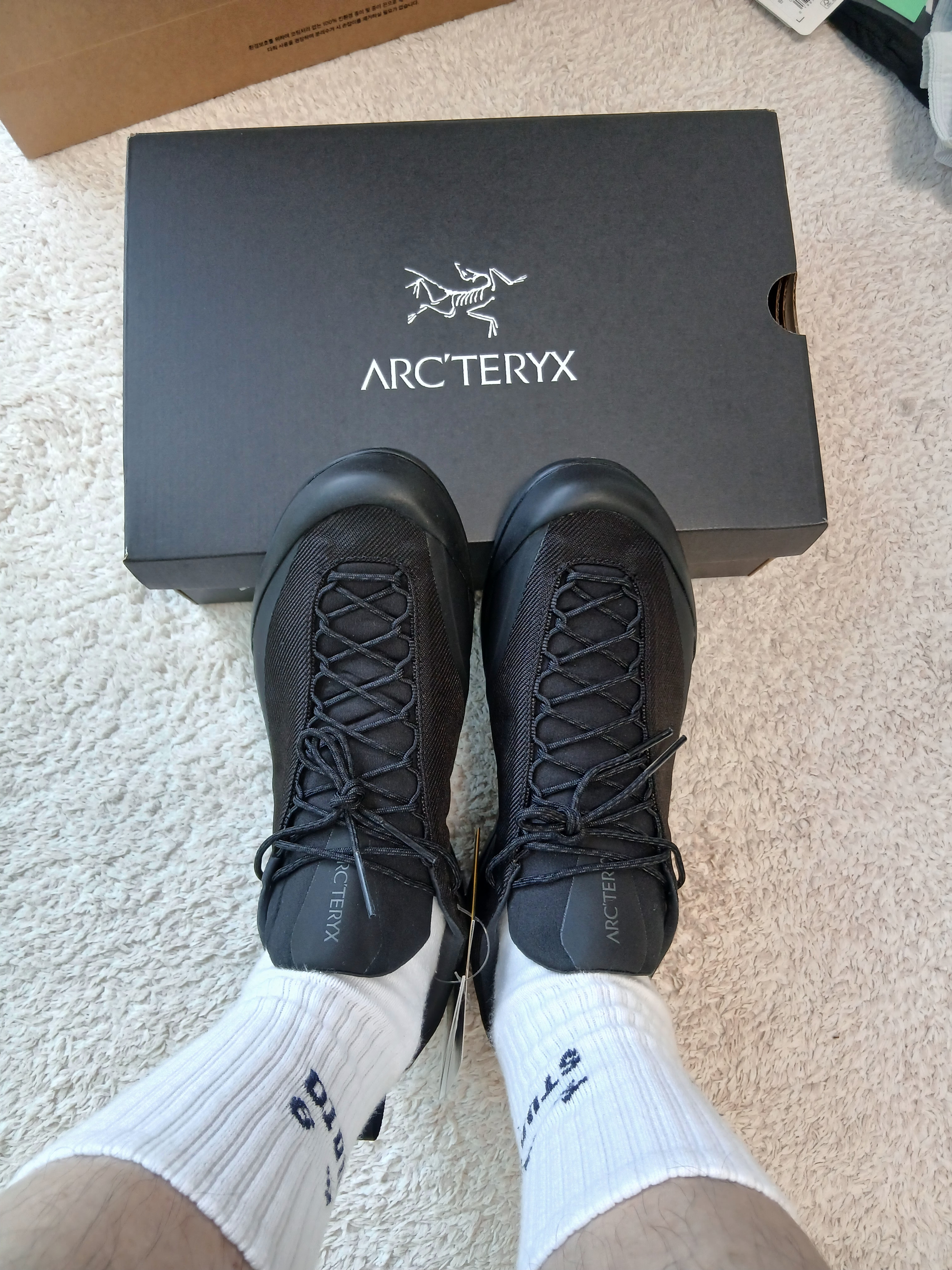 Arc'teryx Konseal FL 2 Black Carbon Copy, IAB Studio Socks White (5 Pack) 착용 스타일 - 1