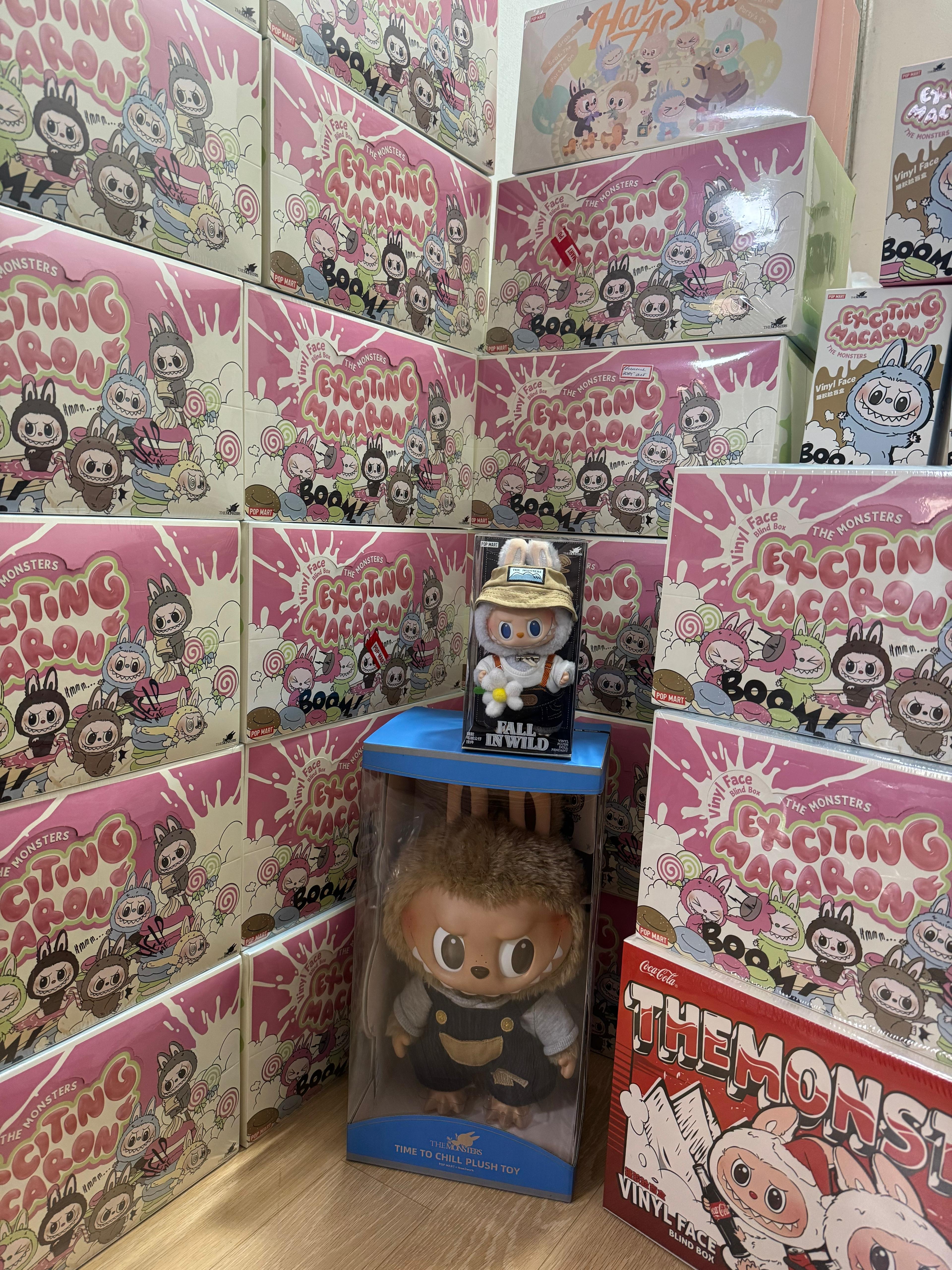 Pop Mart The Monsters Labubu Tasty Macarons Series Sealed Case (6 Blind Boxes), Pop Mart Fall In Wild Labubu Series Toy Keyring 착용 스타일