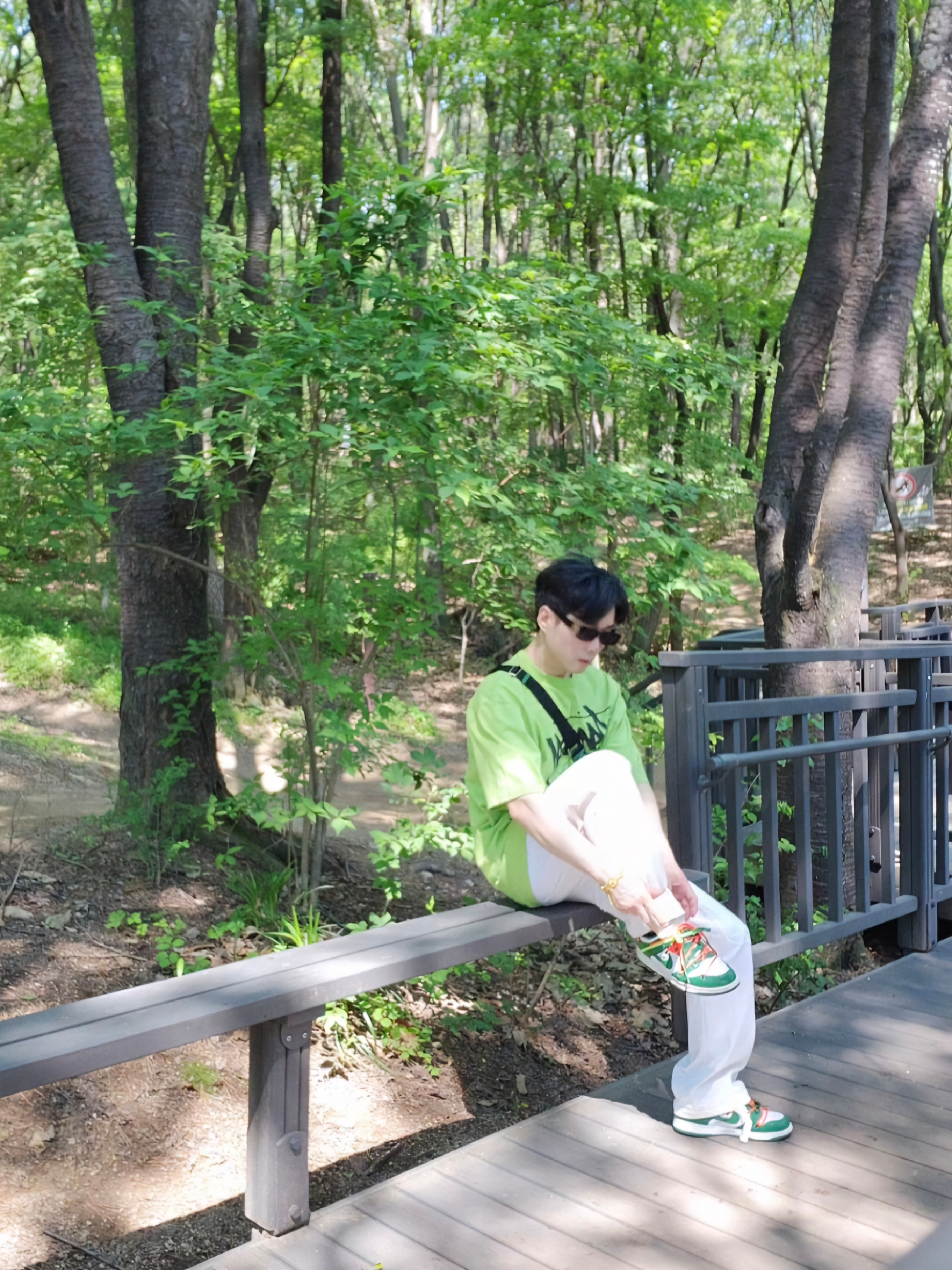 Stussy World Tour T-Shirt Tea 2023, Nike x Off-White Dunk Low Pine Green 착용 스타일 - 2