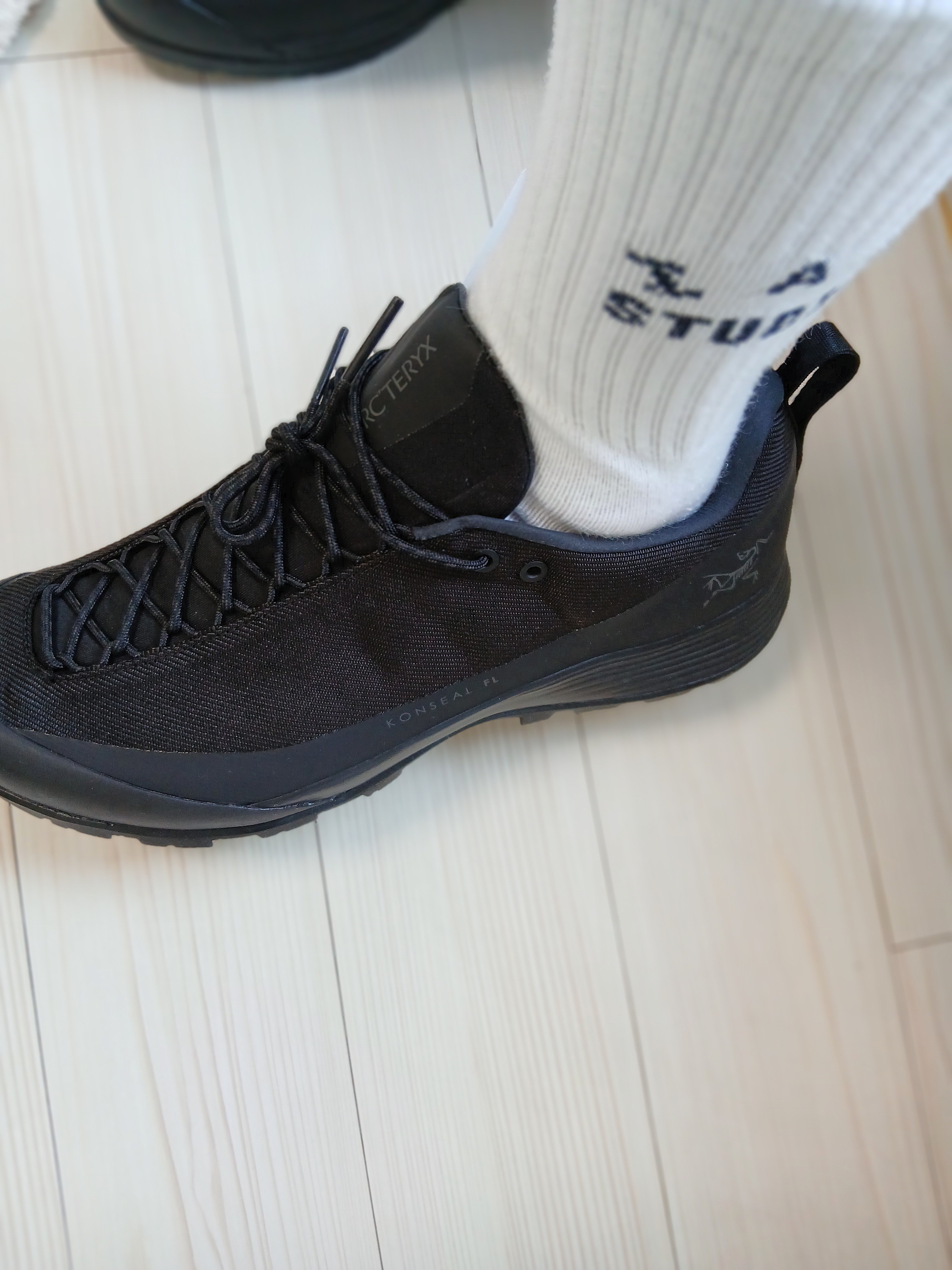 Arc'teryx Konseal FL 2 Black Carbon Copy, IAB Studio Socks White (5 Pack) 착용 스타일 - 6