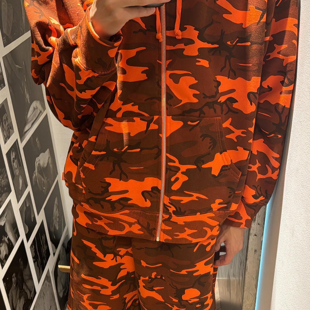 Supreme Small Box Zip Up Hooded Sweatshirt Bright Orange Camo - 25SS, Supreme Small Box Sweatshorts Bright Orange Camo - 25SS 착용 스타일 - 1