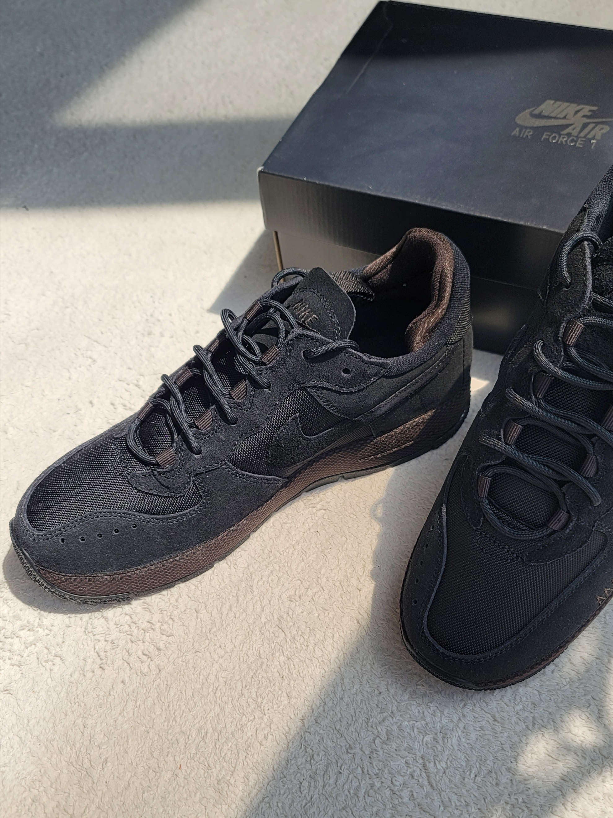 (W) Nike Air Force 1 Black Velvet Brown 착용 스타일 - 2